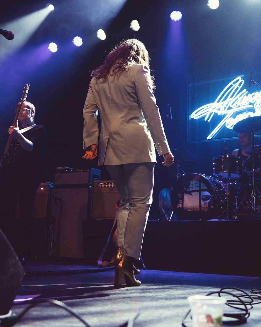 のインスタグラム：「I’m sure this comes as no real surprise, but due to the restrictions Covid-19 has brought, our remaining 2020 dates in December in the UK have been canceled. I’m so bummed we have to do this, but the safety of our audience, crew + ourselves are of the utmost importance. This year has been filled with so many disappointments and I sincerely miss being able to do my job SO much - but I know we’ll do this again when it’s safe. Refunds available at original point of purchase. Love y’all stay safe 💜 (tag yourself if you took this photo so i can credit you!)」