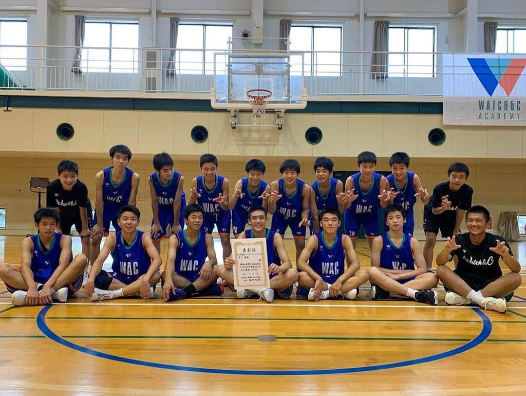 青木康平のインスタグラム：「令和２年度福岡県U15クラブバスケットボール大会を男子は優勝🏅、女子は準優勝🥈という結果で終えました。  先日のビデオミーティングでは自分達の良い所、悪い所を確認し練習してきたので、今回は練習した事がコートで出せた結果です。 ビデオ編集は大変ですが、彼らには絶対に映像を見る事、僕がどんな所を見ているかをシェアする事は大事な事なので必ずやります。  チームコンセプト、チームルールがある中で、僕が設定しているのは上のレベルに行っても言われる事、知識として知って欲しい事を数多く取り入れています。  とても単純な事ですが、まだまだ意識をしていかないといけませんし、ビデオミーティングでは自分達が出来ていなかった事を本人達も気付いてくれたと思います。  今のチームは日に日に成長をしているのを感じています。厳しい事も彼らには言っていますが、チームにはバスケにも規則、規律は必要だと感じます。 チームルールを守る事はとても重要です。  そして良いチームになる為にはコミュニケーションが最大のキーポイントです。  今大会の彼らはタイムアウト中に試合出てる選手、出てない選手関係なく、しっかりと自分達で話しをしていたので、僕は安心して試合を見ていられましたし、コートでも自分達で状況に応じてしっかりとコミュニケーションを取る姿を見て、彼らがバスケという競技を少し理解してきたと感じる事が出来ました。  とにかく今大会では練習した事が数多く成功したし、彼らも自信に繋がったんじゃないかなと思います。 今回の大会を経験して、いかに練習が大切か理解してくれたら嬉しいですね。  今回の優勝、準優勝は素晴らしい事ですが、まだまだ課題は沢山あります。 個人的な課題、チームとしての課題をクリアしながらチームとしても結果が出せたら最高です。  世の中がコロナで大変ですが、このような大会に参加できた事は本当にありがたい事です。 今回の大会の関係者の皆様、全参加チームの皆様、レフリーや保護者の皆様も本当にありがとうございました！ #watchandc#u-15#優勝#準優勝」