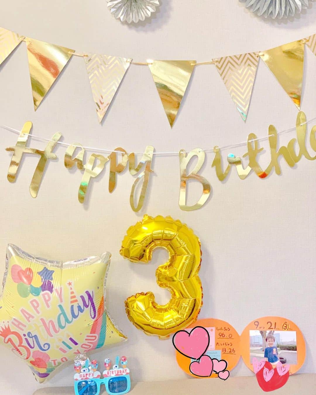 花田浩菜のインスタグラム：「My Son's 3rd birthday..🎂🎉❤️❤️❤️ . . . 車が大好きで、 妹が大好きで、 ママも大好きでいてくれて、 優しくて、 気が弱くて、 でも我が強くて笑、 頑固でマイペースな息子っち👶 イヤイヤ期にお兄ちゃんになり、1番大変だったけれど1番成長を感じたこの1年。 今までもこれからもずっと大好き！ ママとパパのもとに生まれてきてくれてありがとう。 これからもわがままで振り回してくださいな🥰 . . #3歳 #お誕生日 #9月生まれ #お誕生日プレゼント #3歳誕生日 #車好き #男の子ママ #女の子ママ #2歳差育児 #2歳差兄妹 #誕生日サプライズ #誕生日会 #birthday #birthdayparty #birthdaysurprise #happy #happydays」