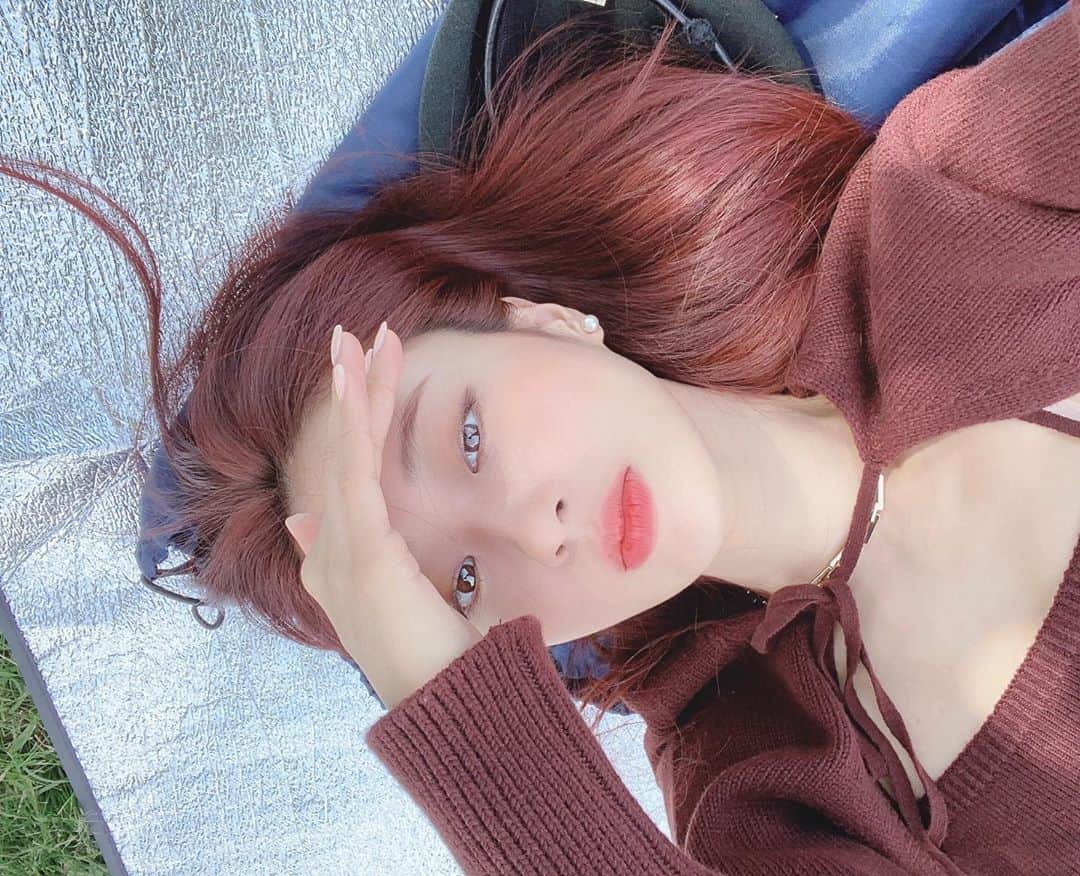 ギョンリ のインスタグラム：「감성 돗자리를 사야겠다.🌻」