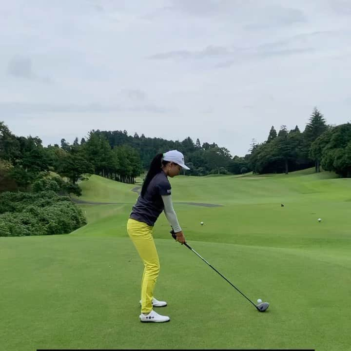 Miyabiのインスタグラム：「おこん⛳ 平均飛距離は220~230yard マン飛びて245yardかな😽🎶 270まで目指してがんばろ 体硬すぎて腰痛めやすい。。 連休は2回ラウンドできた❤ 週３で行かないとやり方忘れるから 家に練習場ほしい(笑)  #ゴルフ #ゴルフ女子 #ゴルフ行きたい  #最近ポーカーにもハマってる #バーディー取るより #フルハウスで勝つのが嬉しい」