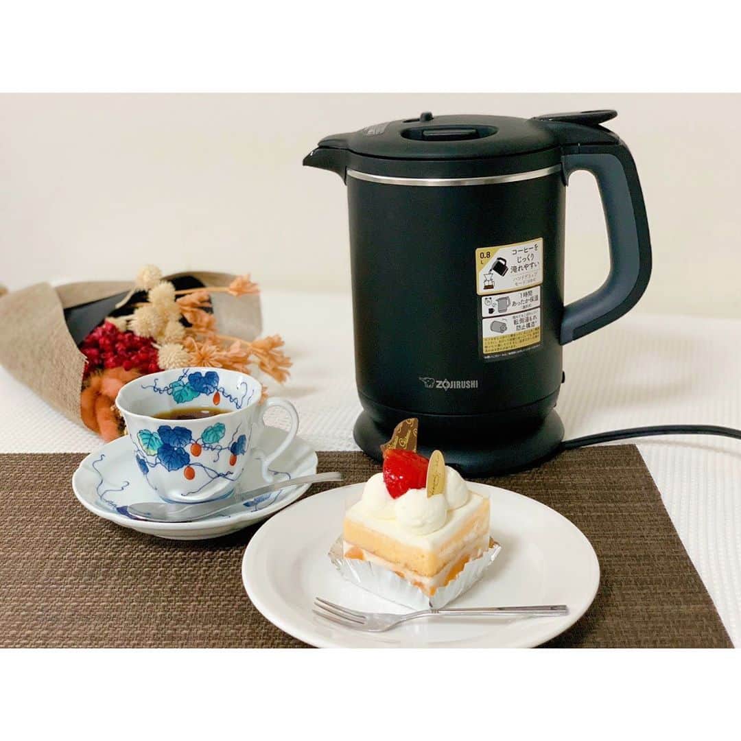 徳山沙季さんのインスタグラム写真 - (徳山沙季Instagram)「. ♡シンプルでインテリアにもなじみやすい『象印「電気ケトル」』💐💐 お湯がすぐに沸くので時間がない時にも大活躍です✨ . 用途に合わせて湯量も調節できます🙆‍♀️ 早速ハンドドリップモードでコーヒーを淹れてみました。 簡単に美味しいコーヒーができました☕️ 美味しいコーヒーとともに楽しいティータイムになりました🍰 . 倒れてもお湯がこぼれにくい設定になっているので、安心して毎日使うことができます♡ . . @zojirushi_official  #電気ケトル #象印 #ドリップコーヒー #PR #丁寧な暮らし」9月23日 15時34分 - saki.whitesnow