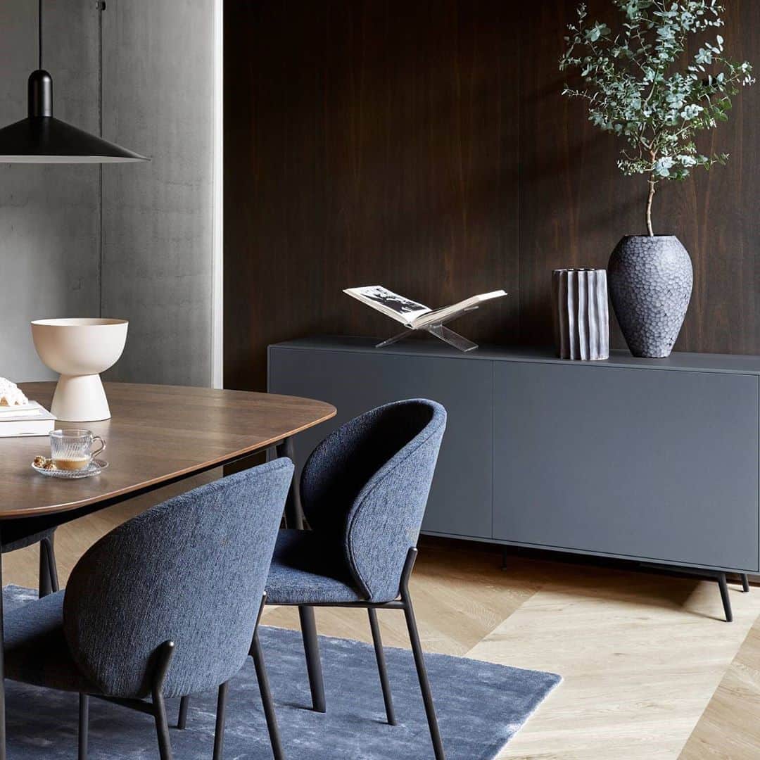 BoConceptさんのインスタグラム写真 - (BoConceptInstagram)「Put some organic into your dining experience with the organically-shaped Kingston table and Princeton dining chair.  Customise them now on boconcept.com. Or try them out in your local store.  Kingston table from £1,099  Princeton chair from £369  #boconcept #liveekstraordinaer #diningroom #dining #diningtable #danishdesign」9月23日 15時53分 - boconcept_official