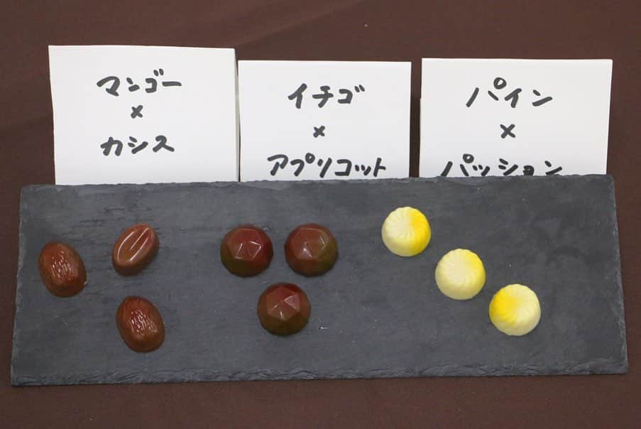 神戸製菓専門学校（公式）さんのインスタグラム写真 - (神戸製菓専門学校（公式）Instagram)「🌈製菓本科2020年度ゼミ祭🌈 #ショコラゼミ   7つの中から興味のあるゼミを2つ選び、学びたいテーマを自分で決めて研究できる #製菓研究ゼミ 。  ショコラゼミでは、高度な技術を要する #チョコレート の技術をマスターし、材料や歴史についての知識を深めます🍫   ゼミ祭では授業で習ったレシピを自分たちでアレンジした #チョコスイーツ や選りすぐりの オリジナル #ボンボンショコラ を発表してくれました👏  ◆フルーツチョコクーヘン #キルシュクーヘン という #さくらんぼ を入れて焼くケーキをアレンジ❗️相性のいいフルーツを厳選し、#パイン #いちご #バナナ のフルーツクーヘンを開発しました👏  ◆ボンボンショコラ ベストな組み合わせをなんと48通りも試作&検証❗️ジュレの座をかけたフルーツ同士の戦いの末、選ばれたのは「マンゴー×カシス」「イチゴ×アプリコット」「パイン×パッション」の3種類でした🍫  温度変化の影響を大きく受けるチョコレートは、扱いにも高度なテクニックが必要です😌 専門的にチョコレートを学び、#ショコラティエ を目指したい方はショコラゼミがオススメ🍫  #神戸製菓　#神戸製菓専門学校　#神戸製菓専門学校ゼミ祭 #ゼミ祭 #ショコラ  #製菓本科 #神戸 #三ノ宮 #パティシエ #製菓 #製菓専門学校 #chocolate  #チョコ #チョコ好き #pattistagram2020」9月23日 15時49分 - kobeseika_info