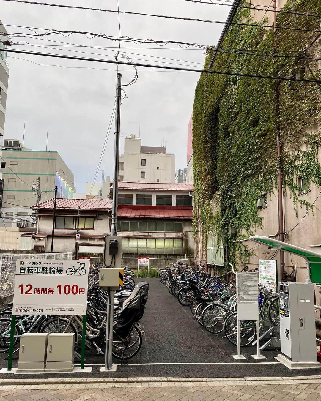 江口寿史のインスタグラム：「街の風景は、変わってしまうとすぐに慣れてしまう。そこの場所に何があったか思い出せない程にすぐに忘れてしまう。 ここはお好み焼き屋の「まりや」の旧店舗があった場所。もうすっかり元からそこにあったような駐輪場になっている。 森山直太朗が歌うように、こうして日本中の街はどこもかしこも駐車場かコンビニになるんだろう。 在りし日の「まりや」の写真、壊される前に何度か撮っておいたはずなのに、写真フォルダから見つけられない。」
