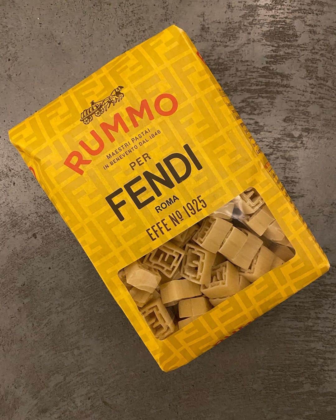 キム・ジョーンズのインスタグラム：「@fendi show today good luck @silviaventurinifendi 💛💛💛」