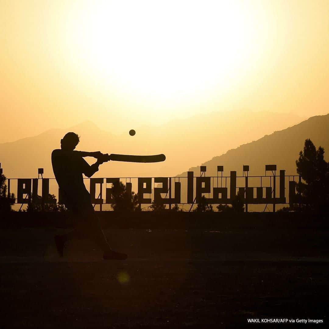 ABC Newsさんのインスタグラム写真 - (ABC NewsInstagram)「Youths play cricket at sunset at the Nader Khan hilltop in Kabul, Afghanistan. #afghanistan #kabul #sunset #cricket」9月23日 15時57分 - abcnews