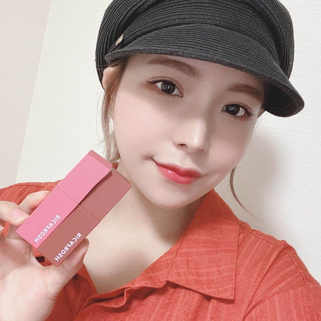 おかめ微々ちゃんのインスタグラム：「. 優香ちゃんのRICAFROSH 新色かわいすぎ〜👄 05ピーチスキンをずっと 使ってる最近💄 . #ricafrosh #lip」