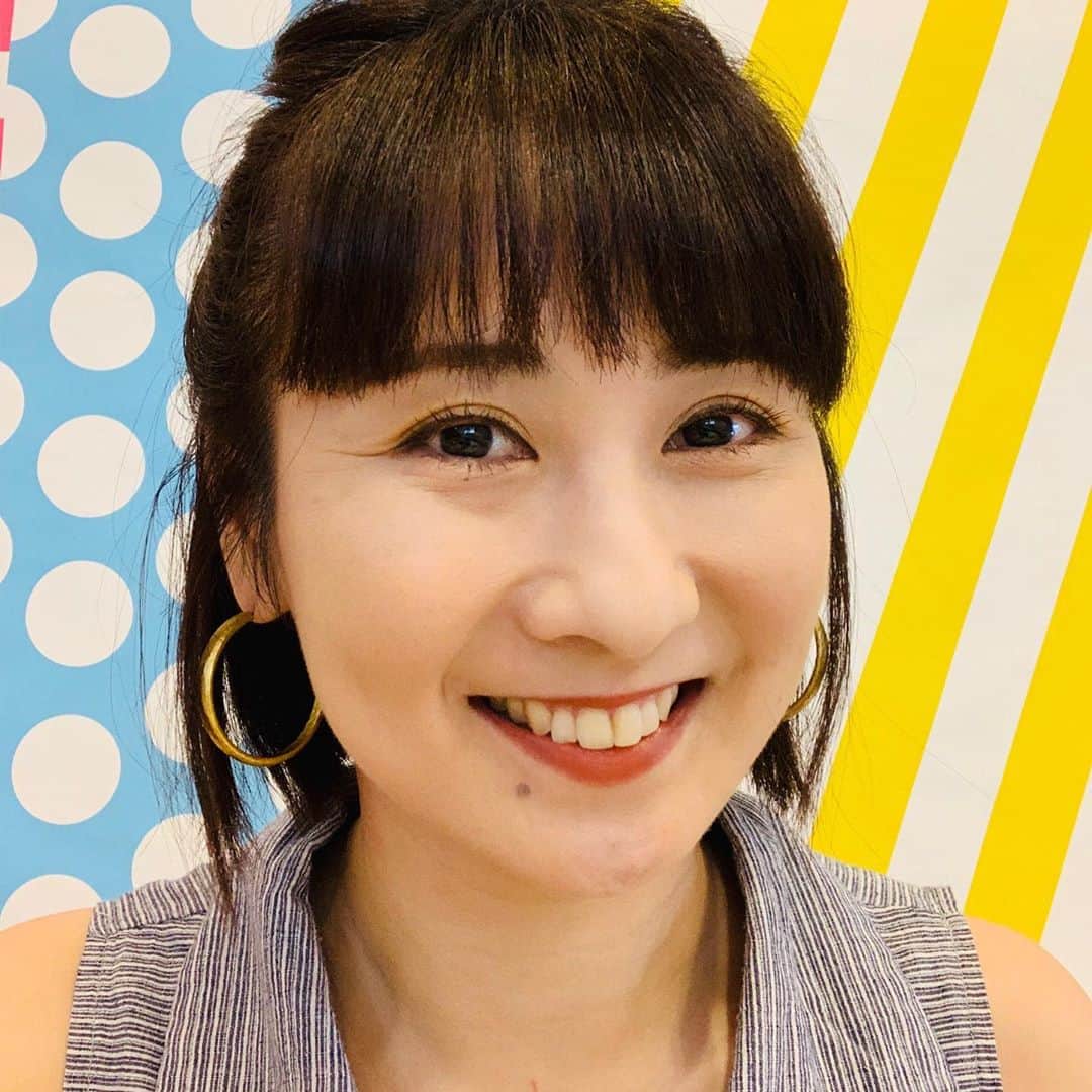 糸数美樹のインスタグラム：「スタンバイ中。 今日は回線チェックをします✍️ . . . なんの番組かわかるー？？ ヒントは後ろの壁紙。  ＊ちなみにここは自宅です🏠」