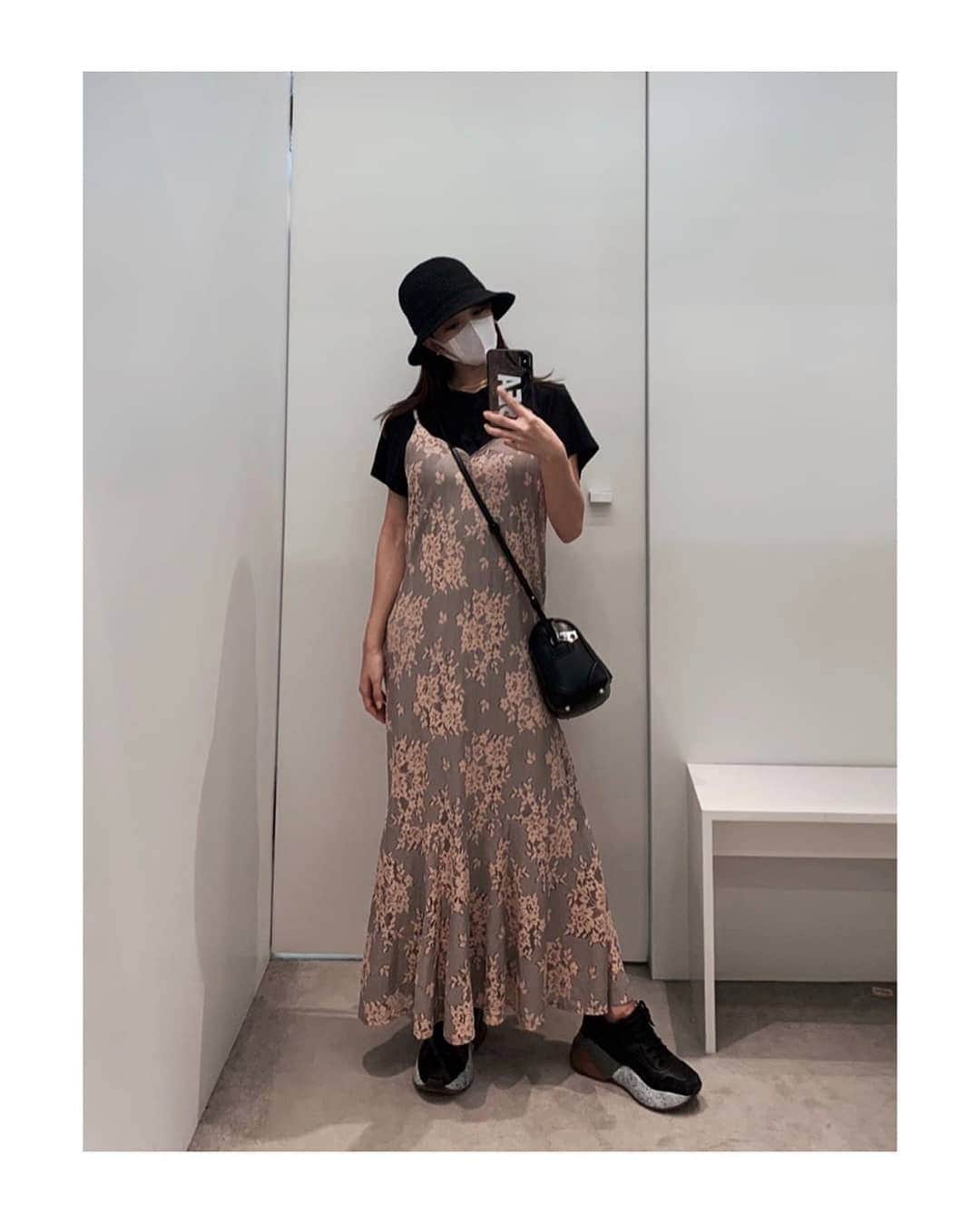 板野友美 ファンアカウントのインスタグラム：「👗👠  #onepiecedress  @u_by_spickandspan #sneakers @stellamccartney #hat @ca4la_official #bag @givenchyofficial #ootd #fashion #友style」