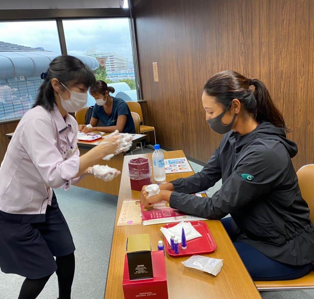 のインスタグラム：「正しい洗顔の仕方を伝授していただきました🧼🧴🛁﻿ 洗顔は泡で洗うイメージが🙆‍♀️﻿ ﻿ #yakultbeauties #parabio  #beachvolleyball #ビーチバレーボール ﻿ #nttcomware #nttコムウェア ﻿ #長谷川暁子 #akikohasegawa」
