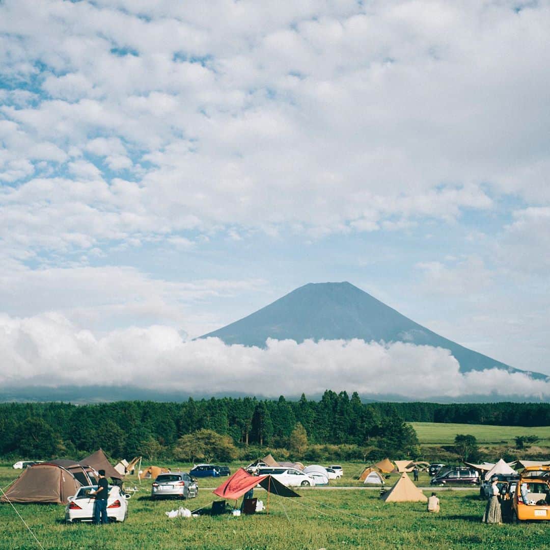 Naokoさんのインスタグラム写真 - (NaokoInstagram)「Mt.Fuji..🗻 * 連休は久しぶりのキャンプ。 トイレが増設されて綺麗になっていたり 消毒液も設置されていたり スペースもゆとりがあったり withコロナでできることも増えてきたな、と嬉しく思いました。 富士山が見せてくれる様々な表情に 感動しながら過ごす至福の時☕️.  #笠雲　#赤富士　#富士山が好き」9月23日 16時16分 - chiaoking