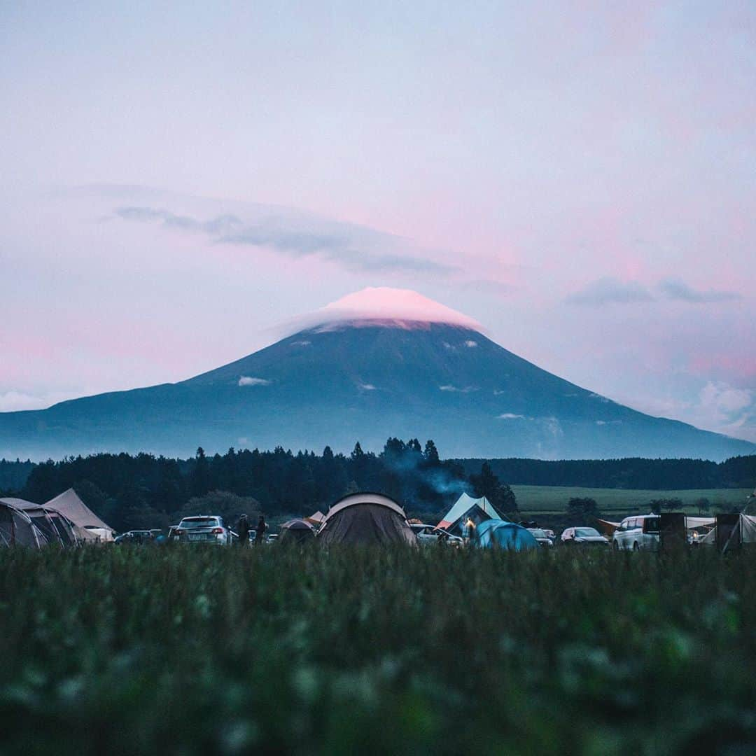 Naokoのインスタグラム：「Mt.Fuji..🗻 * 連休は久しぶりのキャンプ。 トイレが増設されて綺麗になっていたり 消毒液も設置されていたり スペースもゆとりがあったり withコロナでできることも増えてきたな、と嬉しく思いました。 富士山が見せてくれる様々な表情に 感動しながら過ごす至福の時☕️.  #笠雲　#赤富士　#富士山が好き」