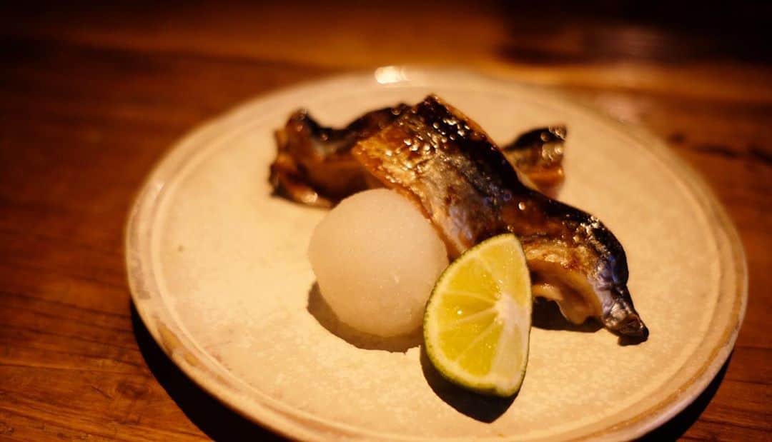 酒井商会のインスタグラム：「秋刀魚の酒盗焼き  旬の秋刀魚。 日本酒の肴にどうぞ🍶  #酒井商会#渋谷#和食#燗酒#自然派ワイン #sakaishokai#shibuya#japanesecuisine#sake」