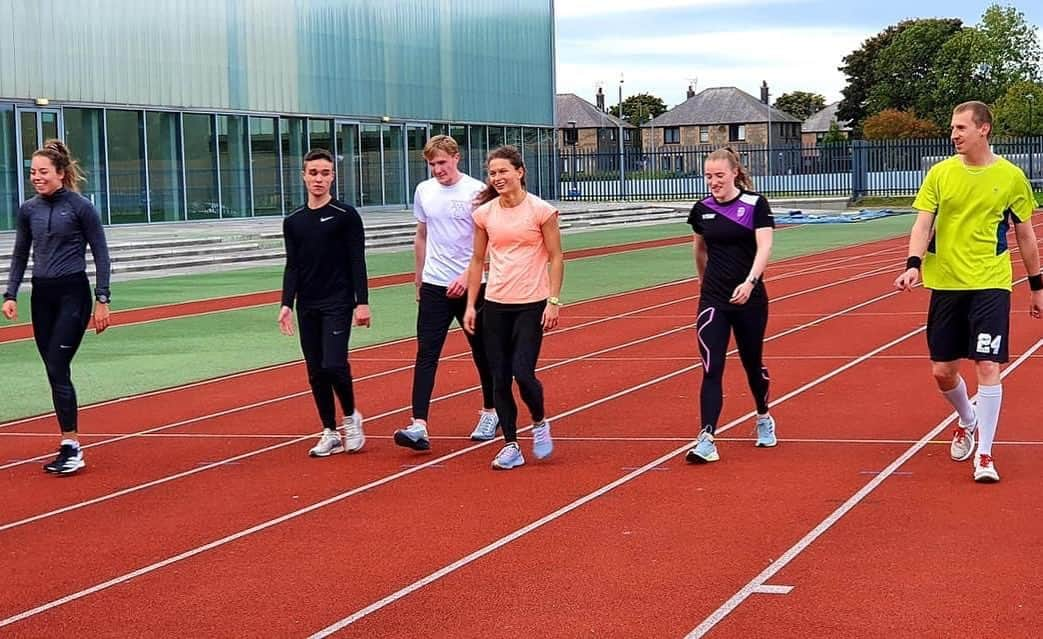 ゾーイ・クラークのインスタグラム：「Yesterday was the first session I’ve had back with my training group in months and it was amazing. I’ve really missed the social aspect to training and am so glad I’m able to train with this lot again. Winter training here we come! #trainingsquad #social #happy #training #group #team #friends #running #track #trackandfield #tracknation #runnersworld #runnersofinstagram #aberdeen #scotland #aberdeensportsvillage #asv #sport #fit #healthy #sport #outdoors #outdoorsports #wintertraining」