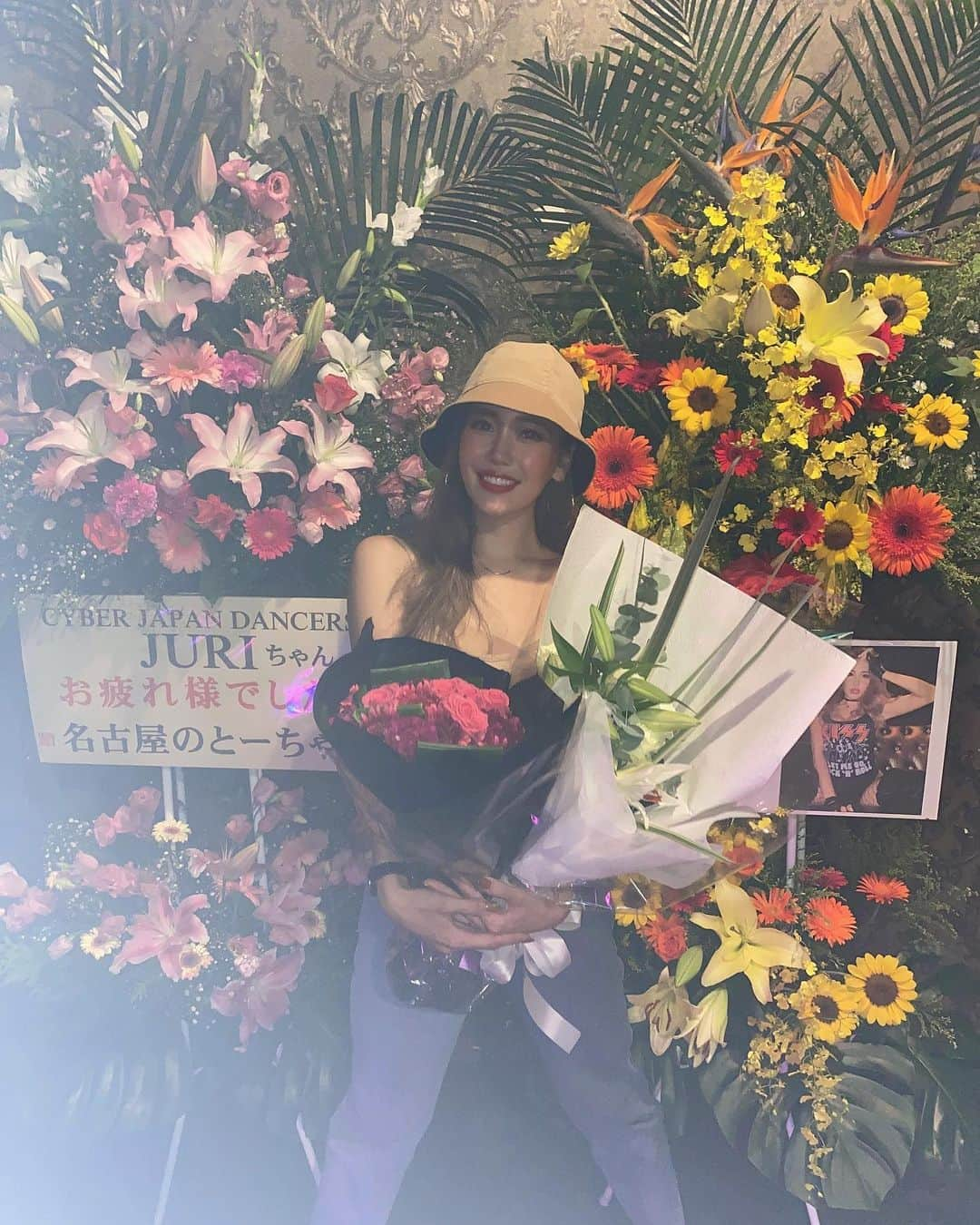 酒井麻里（Juri）さんのインスタグラム写真 - (酒井麻里（Juri）Instagram)「9/19(Sat) Last @bijou_fukuoka ❤︎ 思い出いっぱいの福岡☺️💓 あたたかいファンの皆さま、福岡ファミリーに囲まれて楽しくお仕事させていただいてました🙏  土曜日は予想以上にギャラリー沢山で震えたよー🤣⚡半年以上ぶりのステージで緊張もしてました。。 でも何より、久しぶりに見れたみんなの笑顔が嬉しくて 胸がドッキドキしました！❤ 卒業前に、お世話になった福岡組の皆さまにありがとうが言えて良かった😌 顔が見れて良かった🥰  愛を届けてくれて 感動を届けてくれて 本当にありがとうございました！💖💐 * * * #cyberjapan #cjjuri #jurixoxoxo #bijoufukuoka #GEKIMORI #love」9月23日 16時18分 - jurixoxoxo