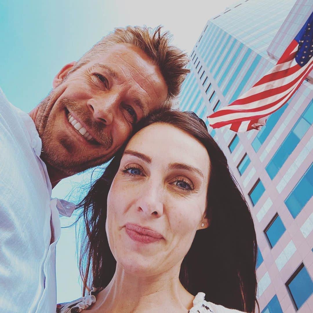 のインスタグラム：「Became a citizen today. Just like my country I’m (eh)young scrappy and hungry and I’m not throwing away my shot. We became citizens and registered one hour later.......that easy ..... to vote in the most Important election of our lives.  Don’t throw away your shot. @Lin_Manuel」