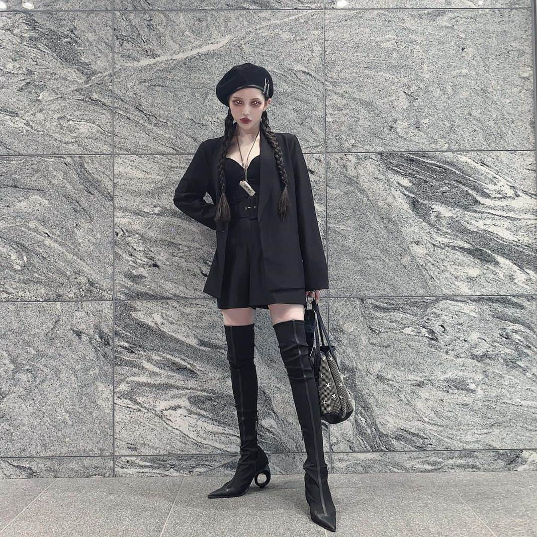 chiiiiiさんのインスタグラム写真 - (chiiiiiInstagram)「YELLO2020F/W correction👢🖤☕️ @yelloshoes_official  @ayastella_  ・ ・ DRAMA LONG BOOTS ・ ・ 素敵な素敵な @van0129 さんからのメッセージと共に素敵なギフト...✴︎ 嬉しくて即日卸した🖤 ユニークなヒールにセンターライン！ とてもシルエットを考えられて作られてるなぁ...とじっくり眺めていました今回も最高です☕️  #YELLO #yelloshoes」9月23日 16時28分 - xchix328