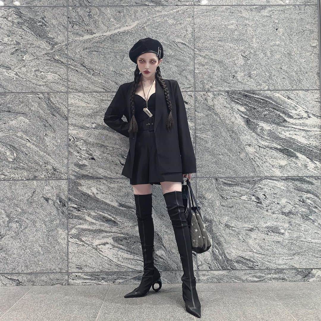 chiiiiiのインスタグラム：「YELLO2020F/W correction👢🖤☕️ @yelloshoes_official  @ayastella_  ・ ・ DRAMA LONG BOOTS ・ ・ 素敵な素敵な @van0129 さんからのメッセージと共に素敵なギフト...✴︎ 嬉しくて即日卸した🖤 ユニークなヒールにセンターライン！ とてもシルエットを考えられて作られてるなぁ...とじっくり眺めていました今回も最高です☕️  #YELLO #yelloshoes」