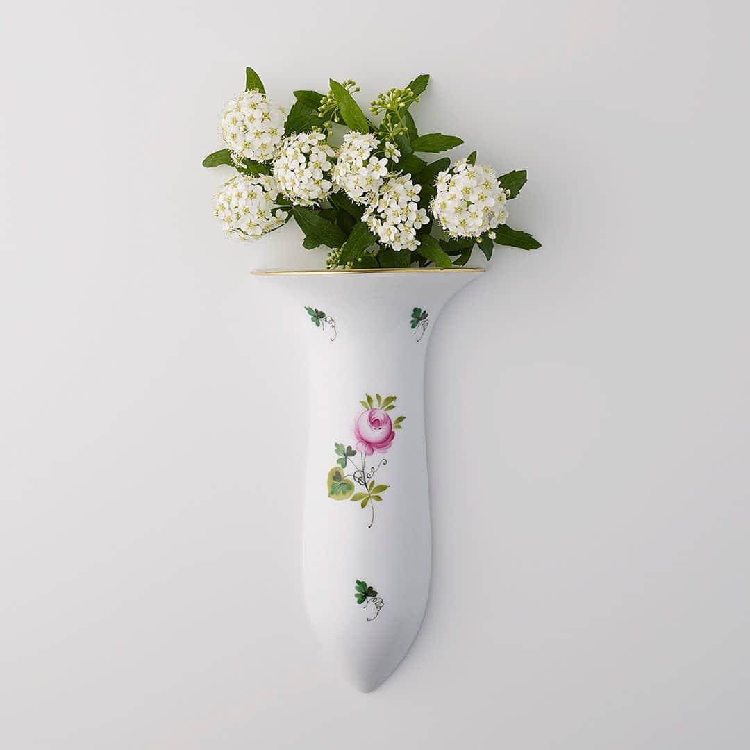 HEREND JAPANさんのインスタグラム写真 - (HEREND JAPANInstagram)「■ベースコレクション■  お部屋を飾るインテリアをヘレンドから・・・・。  ヘレンドのベースコレクションをご紹介いたします。  シンプルなデザインからデコラティブなデザイン、また壁掛け用の一輪挿しまで、お部屋に合わせて選んでいただけるヘレンドのベースコレクション。  季節のお花を飾って、おうち時間を楽しく！  ・  ･  #ヘレンド#herend #herendjapan #ヘレンドジャパン#ベース#vase  #花瓶#花のある生活#一輪挿し#flower #お部屋を飾る#インテリア#vesecollection  #季節のお花を楽しむ」9月23日 16時26分 - herendjp