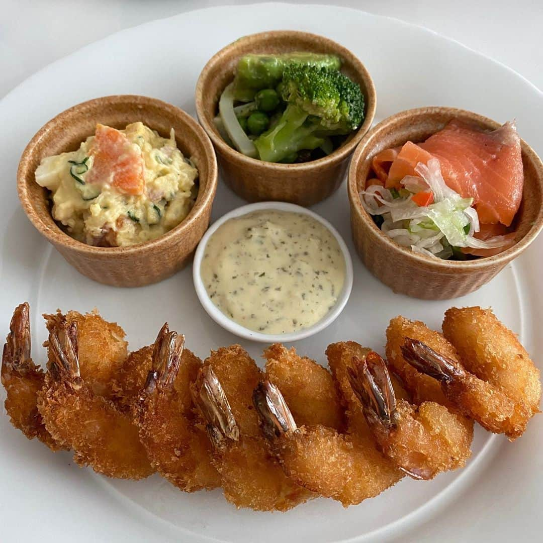 堀田祐美子さんのインスタグラム写真 - (堀田祐美子Instagram)「今日の家ランチ💕  エビフライ🍤サラダ🥗  お惣菜だけどお皿に並べるだけで豪華✨大好きなエビフライ💕  スープはきゅうりと卵を最強の味覇でバッチリ決まる！！  こないだ送ってもらったナスとラディッシュを漬物に！！  #堀田祐美子 #yumiko hotta #woman's  #prowrestling #女子プロレス #assemble #アッセンブル　#bulldog #ブルドッグ　 #ホワイトブルドッグのふぅら#whit bulldog #ブヒ　#鼻ぺちゃ　#可愛い　#toypoodle #トイプードル　#コナ　#ハーツ82 #武蔵小山　#エビフライ　#スープ　#味覇 #漬物」9月23日 16時37分 - yumiko_hotta