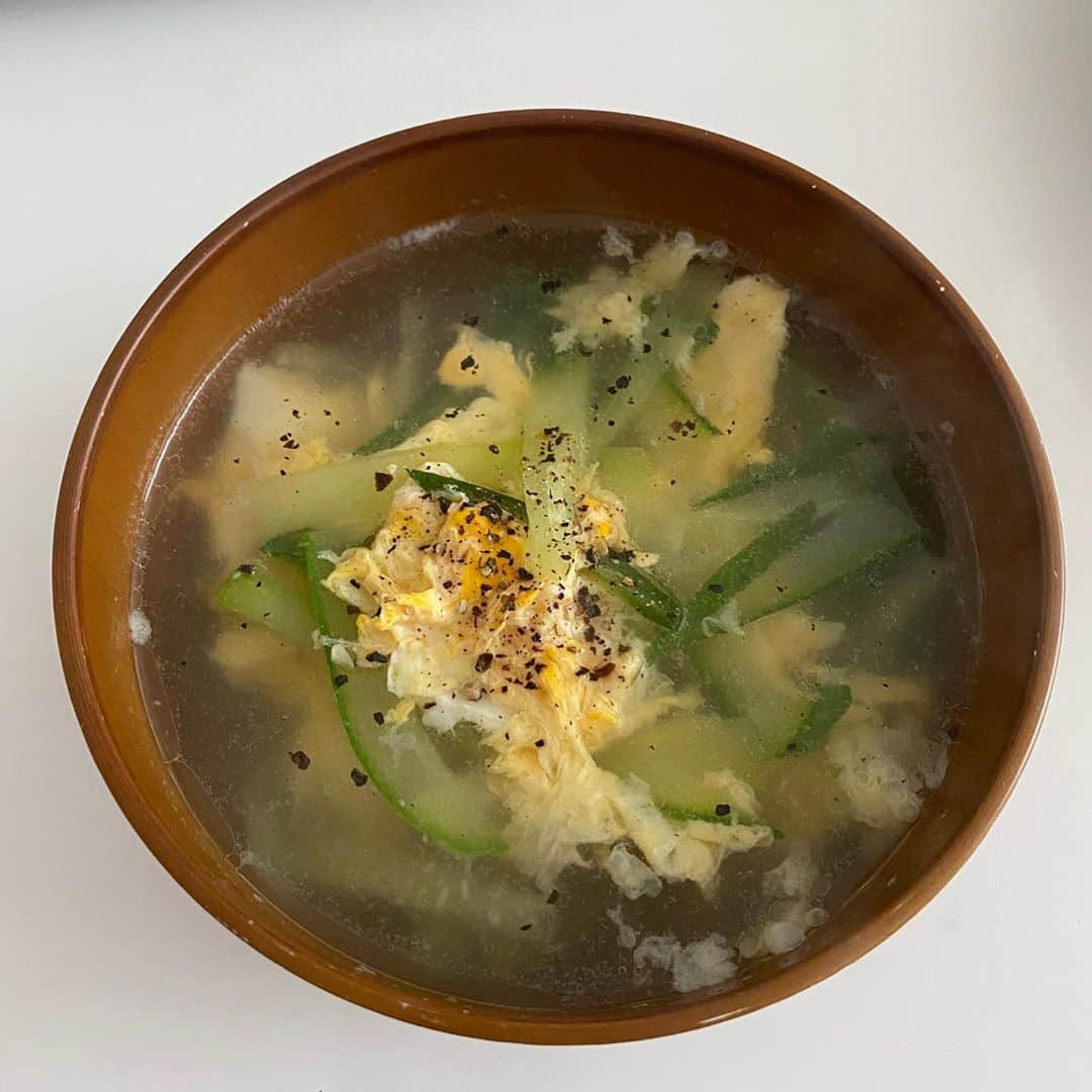 堀田祐美子さんのインスタグラム写真 - (堀田祐美子Instagram)「今日の家ランチ💕  エビフライ🍤サラダ🥗  お惣菜だけどお皿に並べるだけで豪華✨大好きなエビフライ💕  スープはきゅうりと卵を最強の味覇でバッチリ決まる！！  こないだ送ってもらったナスとラディッシュを漬物に！！  #堀田祐美子 #yumiko hotta #woman's  #prowrestling #女子プロレス #assemble #アッセンブル　#bulldog #ブルドッグ　 #ホワイトブルドッグのふぅら#whit bulldog #ブヒ　#鼻ぺちゃ　#可愛い　#toypoodle #トイプードル　#コナ　#ハーツ82 #武蔵小山　#エビフライ　#スープ　#味覇 #漬物」9月23日 16時37分 - yumiko_hotta