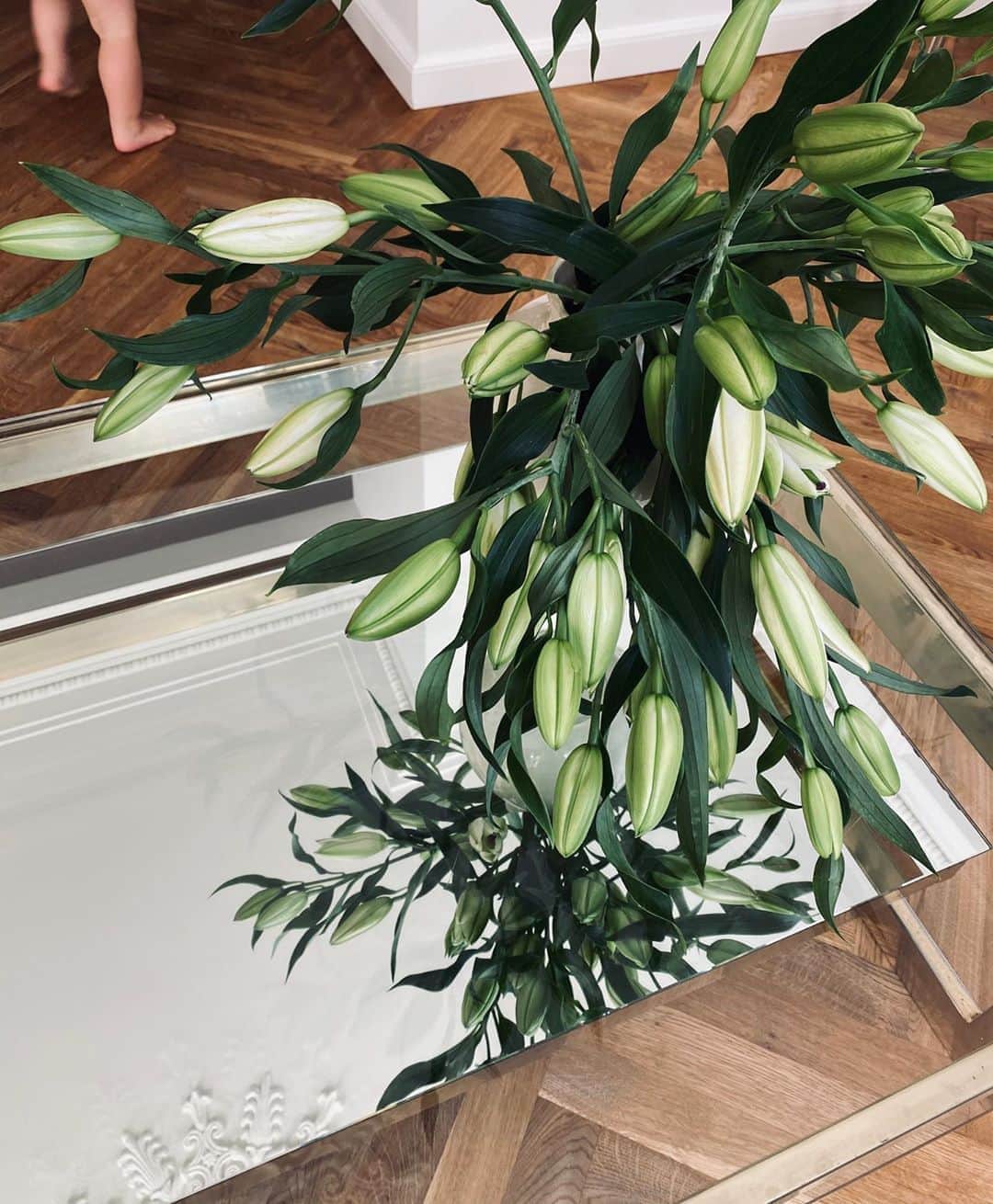 ペニーレ・タイスベックのインスタグラム：「Two things I treasure - pillow feet and fresh flowers 💚」