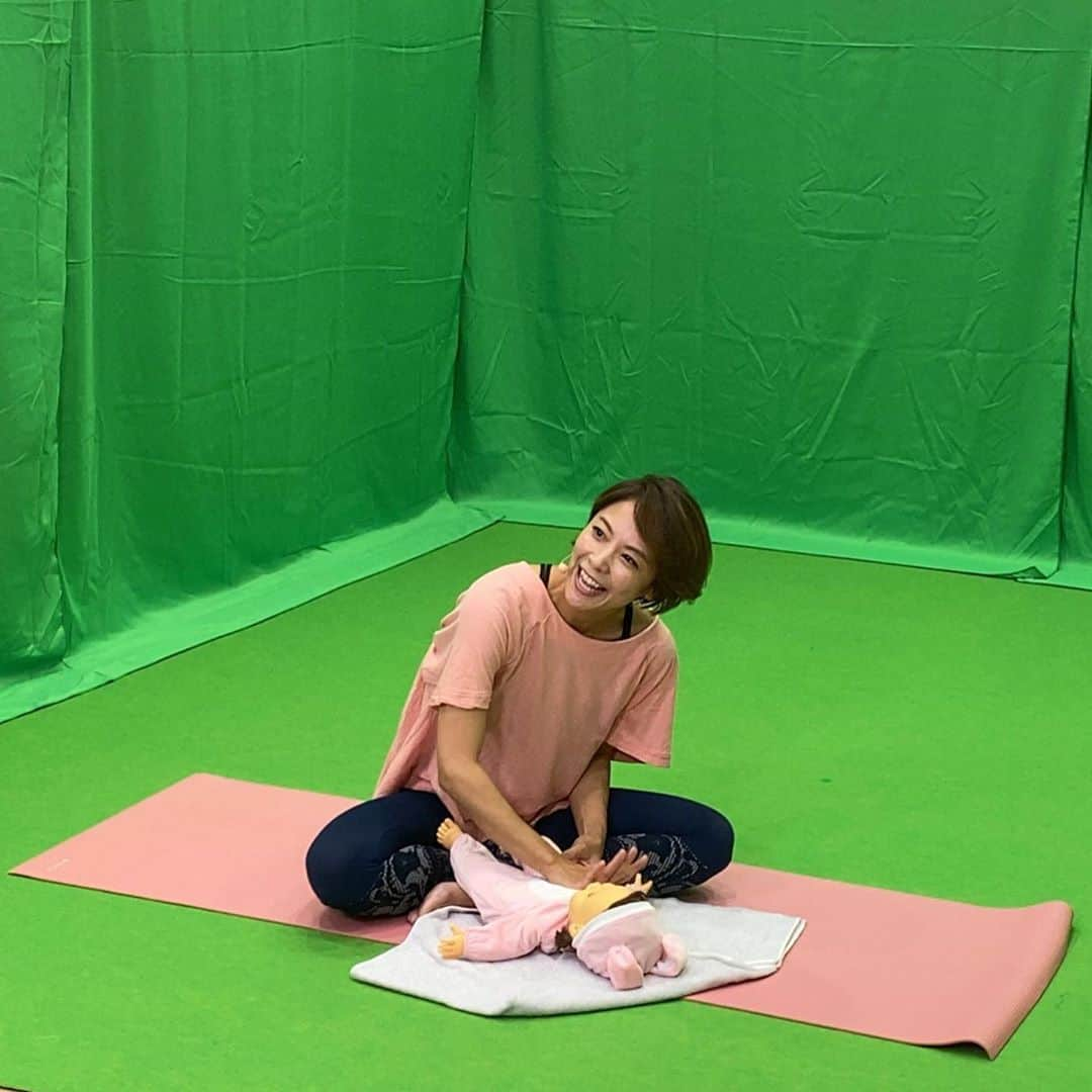 YMCメディカルトレーナーズスクール公式さんのインスタグラム写真 - (YMCメディカルトレーナーズスクール公式Instagram)「Yogafest ONLINE2020ありがとうございました😊！  9/19〜9/22初オンライン開催となったYogafest2020。 IHTA presentsのスペシャル枠にて 👶ベビーマッサージ リオン先生 @maina_rion  ▼ 👶ベビトレヨガ 亜一美先生 @aimi.1316  奈緒先生 @nao_mayama  ▼ 👶ヨガレッチ 貴代先生 @takayo_onoda  ▼ 🧒笑いキッズヨガ 由紀子先生 @__yoga.rock__   こちらのリレーで大盛り上がりの2時間をお届けさせてもらいました😊❣️  まず初めに、今年このような世の中になり急遽オンライン開催するにあたりヨガフェスタ事務局、運営に携わる方々の相当なご尽力あってイベントが開催されたことに感謝申し上げます。  レッスンの間にはお楽しみとしてゲームあり、スペシャルゲストが一瞬遊びに来て下さったりとにかく笑って過ごした2時間。  画面越しで一生懸命取り組んでくださっている皆さんを見ることが出来、より講師も楽しみながらレッスンが出来ました🥰✨  ご参加頂いたみなさま本当にありがとうございました🥺🧡🧡  ヨガフェスタの今年のテーマでもある 「笑顔のある生活」 ぜひこれからの日常でも忘れずに過ごして頂ければ嬉しいです🌿  やはりいいものを伝えるために、楽しむために協力して創り上げるおもしろさは計り知れないですね☺️🌟  ベビーマッサージの初級講座や、ベビトレヨガ、貴代先生のWSがIHTAで10月以降開催されますので、 IHTAのHPをチェックしてみてくださいね🥺❣️❣️  #ヨガフェスタ #yogafest #yogafestonline #ヨガイベント #国内最大級 #舞名里音 #ベビーマッサージ #白岩由紀子 #笑いキッズヨガ #オンラインイベント #レジェンド #ymcメディカルトレーナーズスクール #ymc梅田校 #ihta国際ホリスティックセラピー協会 #親子で楽しむ」9月23日 16時33分 - ymcmedical