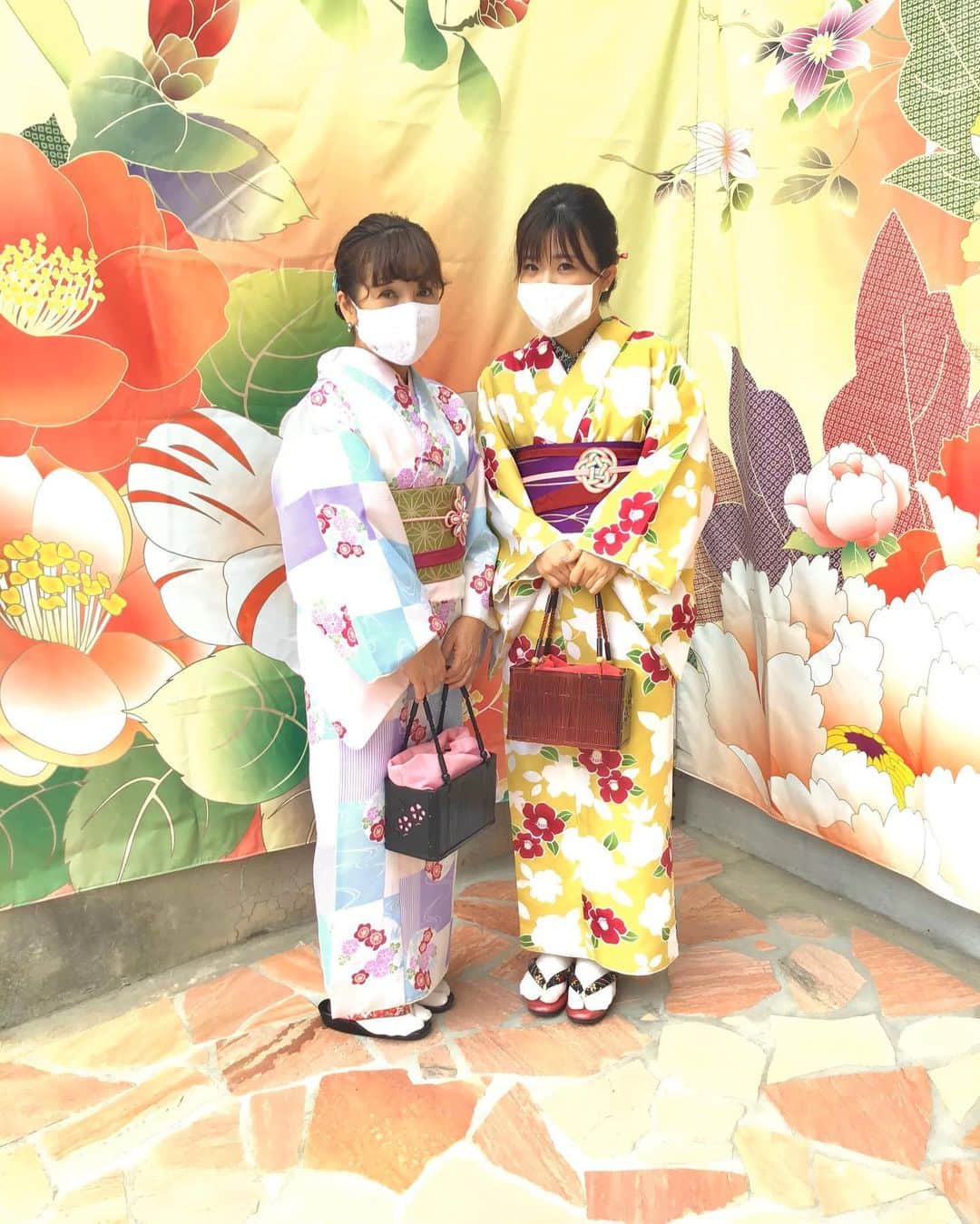 金沢着物レンタルshop心結〜kokoyui〜のインスタグラム：「親子で着物👘💕 . とっても素敵ですね☺️✨ . ⚫︎金沢駅前 着物レンタル心結(ここゆい)  ⚫︎営業時間 : 9:00〜18:00 ⚫︎address : 金沢市本町1-3-39 ⚫︎tell : 076-221-7799 ⚫︎金沢駅から徒歩5分  ⚫︎コインパーキング補助あり  心結の着物一覧▶@kokoyui_kimono 振袖や袴はこちら▶@kokoyui_furisode 七五三やお子さんの着物はこちら▶@kokoyui753 . #着物ヘア #ヘアセット #和服 #着物 #着物コーディネート #きもの #着物女子 #着物男子」