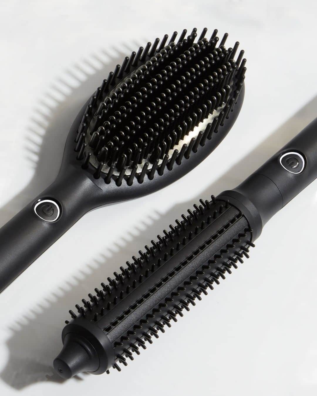 ghd hairさんのインスタグラム写真 - (ghd hairInstagram)「Kylie Jenner voice, altogether now: RIIIISE AND…. GLIDE 💫 we want to talk about our hot brush collection. If you’re looking for head-turning volume and unbelievable body, the ghd rise is the tool for you. If you’re busy and need a quick fix, the ghd glide is going to be your BFF. Tap to shop ☝️ ​  ​ #riseandglide #ghdrise #ghdglide #hotbrushes #volumisinghotbrush #hairtools #hotbrush #hairinspo #hairinspiration」9月23日 16時45分 - ghdhair