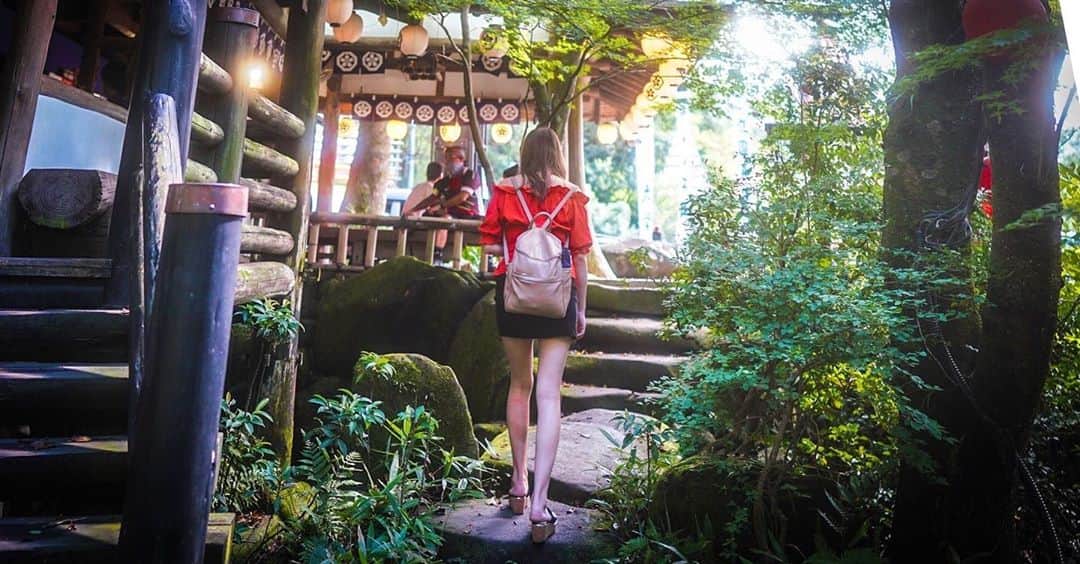 リロイここのインスタグラム：「. 山賊はご飯屋さんなのにこんないい感じの所もあるのじゃ！お寺とかもあったりするんよ💗 #山賊#山賊いろり#山口#山口観光#山口県ランチ#emoda#emodaコーデ #ハーフ#🇺🇸×🇯🇵#half#後ろ姿#山#景色#自然#旅」
