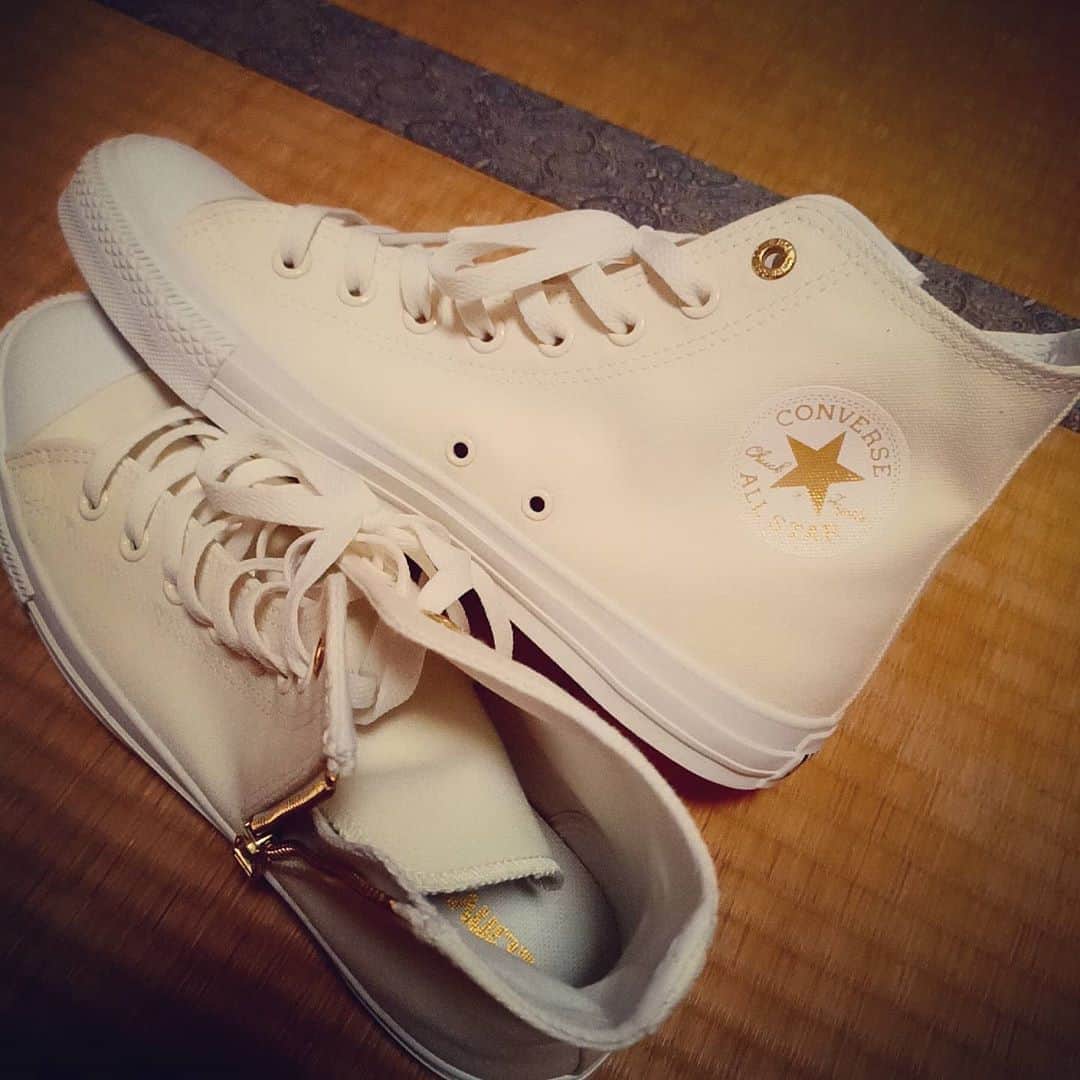 松本隆博のインスタグラム：「。 コンバースってさ。 特にハイカットはさ。 かっちょええしさ。 お値段手ごろだしさ。。 …… 衝動買いするよね？ (￣▽￣;)  ついつい。  恐らく、、20足は下らない と思う……(~0~)」