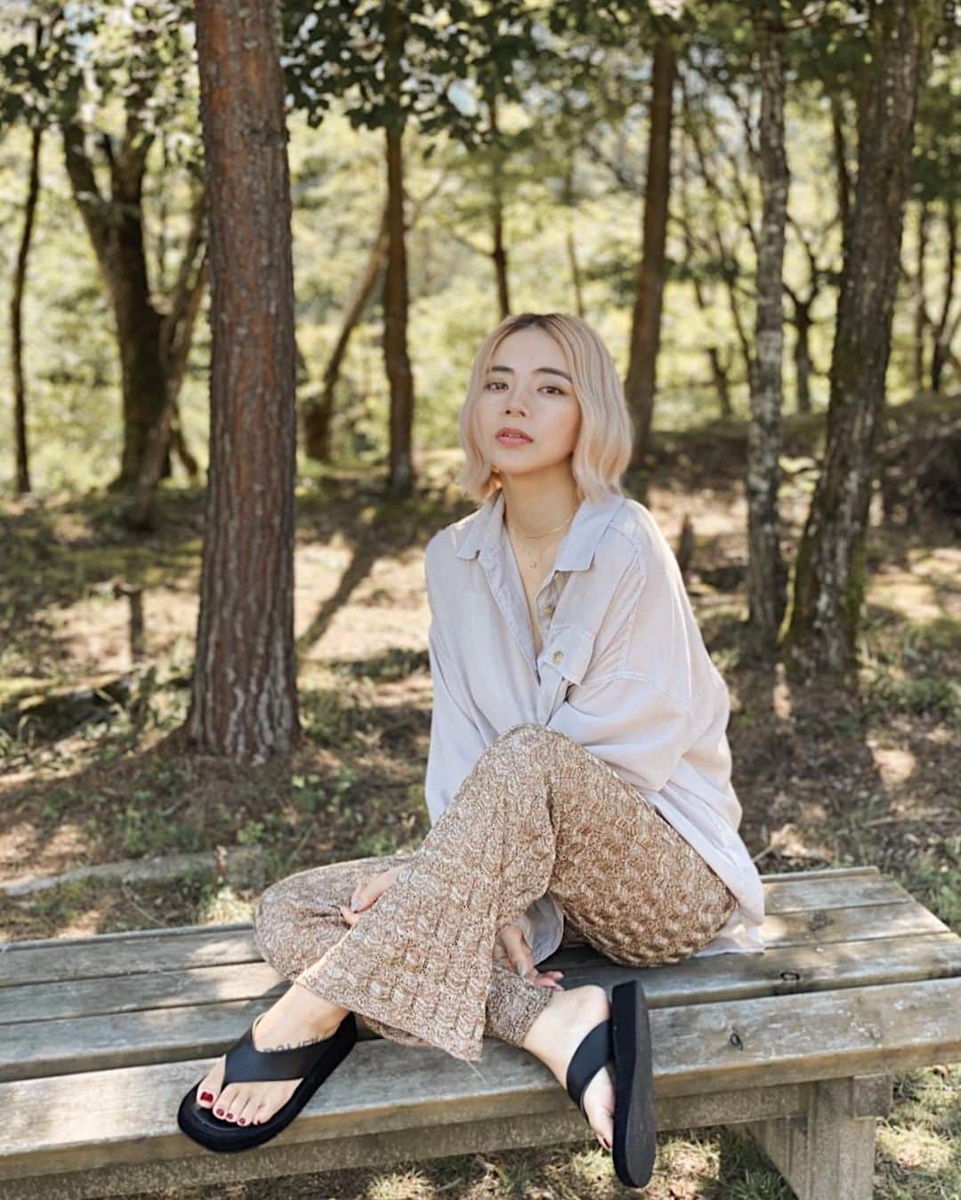 のインスタグラム：「. 最近はひなさんのにぎにぎ✊🏻が強力になってきたから 華奢なチョーカーネックレスが大活躍。  歳を重ねるごとに シンプルが似合う人になりたいなと思うのです。  そして母は相変わらずゴールド一筋。 キラッと光る感じがたまらんですな。  🌐 http://cocoshnik.jp/ 【042cc】 オンラインストアで9/30まで使える10%OFFクーポン ぜひ使ってくださいまし🦦🖤  >>ワールドプレミアムクラブにご登録の上 お支払いの際にご入力ください。  @cocoshnik_official  #COCOSHNIK #ココシュニック #ココ族 #アクセサリー #ジュエリー #PR」