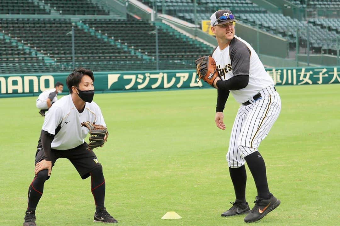 阪神タイガースさんのインスタグラム写真 - (阪神タイガースInstagram)「今日の試合前練習の様子です！ #陽川尚将 選手 #大山悠輔 選手 #小幡竜平 選手 #ジェリーサンズ 選手 #栗山通訳 #ジャスティンボーア 選手 #阪神タイガース #its勝笑timeオレがヤル」9月23日 16時57分 - hanshintigers_official