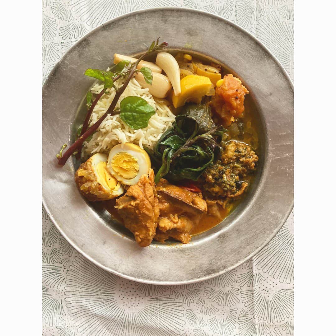 のインスタグラム：「spice  何だかちょっともの寂しい朝の気配だったので冷蔵庫の整理しがてらカレー。ネバネバ緑がよかった。  #夏の忘れもの野菜カレー #いつもの挽肉カレーにネバネバ緑 #バターチキン」