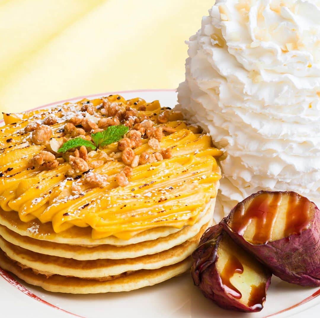 EGGS ’N THINGS JAPANのインスタグラム：「2020年9月24日（木）～10月15日（木）の期間限定で「 #濃厚スイートポテトパンケーキ 」と「 #4種キノコのグラタンサンド 」を販売いたします😊  テイクアウトも可能となっていますので、ご自宅やオフィスでもEggs 'n Thingsのお食事をお楽しみください😌🏠  =================  『 濃厚スイートポテトパンケーキ 』  “安納芋”たっぷりのスイートポテトクリームをのせたパンケーキ。添えられた“紅はるか”で二つのお芋の味わいをお楽しみいただけます。カラメルソースとご一緒にどうぞ！  販売価格：¥1,480(税別) テイクアウト価格：¥880(税別） 取扱い店舗：国内全店舗（テイクアウト利用可能）  ------------------------------  『 4種キノコのグラタンサンド 』  ホワイトソースでじっくり煮込んだ4種のキノコとチキンを重ねたサンドイッチ。 コクのあるモッツァレラチーズとお楽しみください。  販売価格：¥1,280(税別) テイクアウト価格：¥1,280(税別) 取扱い店舗：国内全店舗（テイクアウト利用可能）  =================  ☆各店舗のInstagram開設いたしました！☆ 店頭のQRコードを読み取るかInstagram内で検索してぜひフォローをお願いします😆  #エッグスンシングス #エッグスン #パンケーキ #パンケーキ巡り #カフェ巡り #スイーツ #カフェ部 #限定 #グルメ #東京グルメ #関西グルメ #スイートポテト #さつまいも #グラタン #ハワイ好きな人と繋がりたい #eggsnthings #food #instacafe #cafe #foodstagram #pancake #sweets #instafood #aloha #hawaii #lunch #yummy」