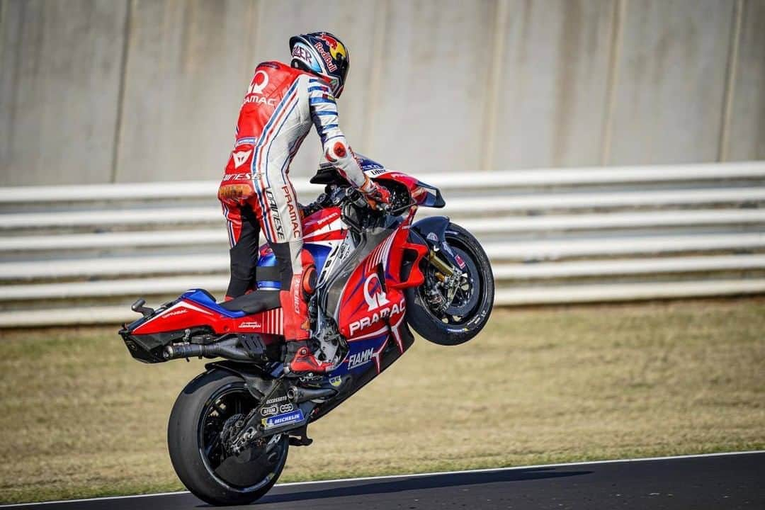 MotoGPさんのインスタグラム写真 - (MotoGPInstagram)「Throw your front wheel up if you're ready for the last GP of this triple header! 😎 The #CatalanGP awaits! Happy #WheelieWednesday everyone! 🥳 #MotoGP #Wheelie #JM43 #Motorcycle #Racing #Motorsport」9月23日 17時00分 - motogp