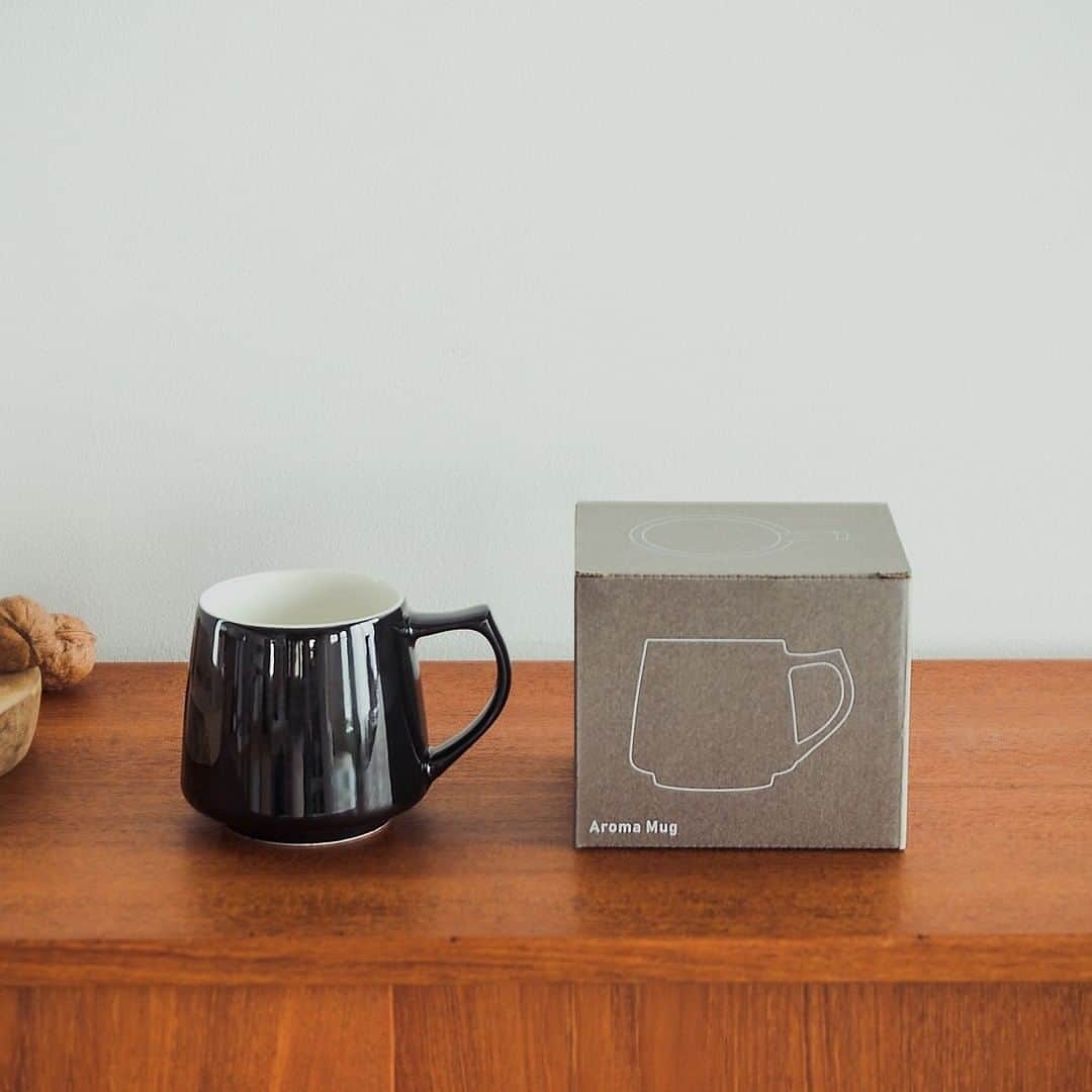 UCC上島珈琲さんのインスタグラム写真 - (UCC上島珈琲Instagram)「. ＼コーヒー器具「ORIGAMI アロママグ」のご紹介✨／  コーヒーを香りで楽しむための全く新しいマグカップ「ORIGAMI アロママグ」(@origami_cup )をご紹介します☕  アロママグは飲み口が一番細くなる台形のフォルムになっていることが特徴的🧐❗ この形状にすることで、コーヒーが持つ豊かな香りをカップ内部で引き出し、 外に逃がすことなく鼻奥へと届けてくれるのです💯  さらにカラーバリエーションが豊富なのも嬉しいポイント💕 お気に入りカラーのマグカップで、これまでにないアロマ体験をお楽しみください😊  詳しくは「ORIGAMI アロママグ」で検索してね🎵  #ORIGAMI #アロママグ #origamicup #マグカップ #マグ #コーヒー器具 #アロマ #香り豊か #風味豊か #シンプル #おしゃれ #こだわり #お気に入りアイテム #家淹れコーヒー #コーヒー #コーヒーブレイク #コーヒータイム #コーヒーのある暮らし #コーヒー好きな人と繋がりたい #コーヒー大好き #コーヒー豆 #コーヒー部 #coffee #coffeetime #coffeelover #coffeegram #coffeestyle #ucc #ucc上島珈琲 #uccコーヒー」9月23日 17時00分 - uccueshimacoffee