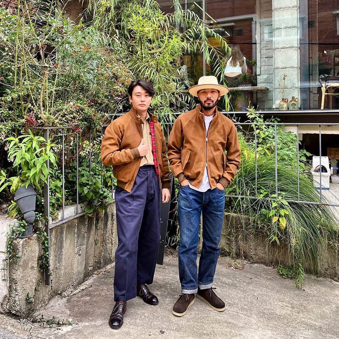 バラクータさんのインスタグラム写真 - (バラクータInstagram)「Matching G9s, because if there's anything better than one Baracuta jacket, it's two Baracuta jackets! Thanks @satgat_kim for this great shot of your #G9 Winter Suede Tobacco jackets!  .  #madeinengland #bestofbritish #menwithstyle #luxurywear #genderlessclothing #luxewear #fashiontrend #baracutajackets」9月23日 17時00分 - baracuta