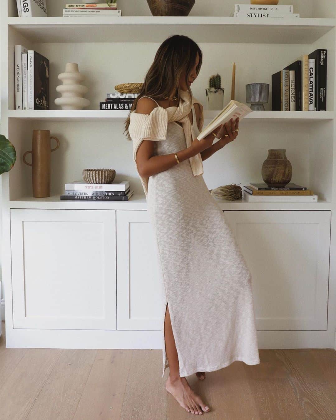 ジュリー・サリニャーナのインスタグラム：「When at home... 🤎 @revolve #REVOLVEU」