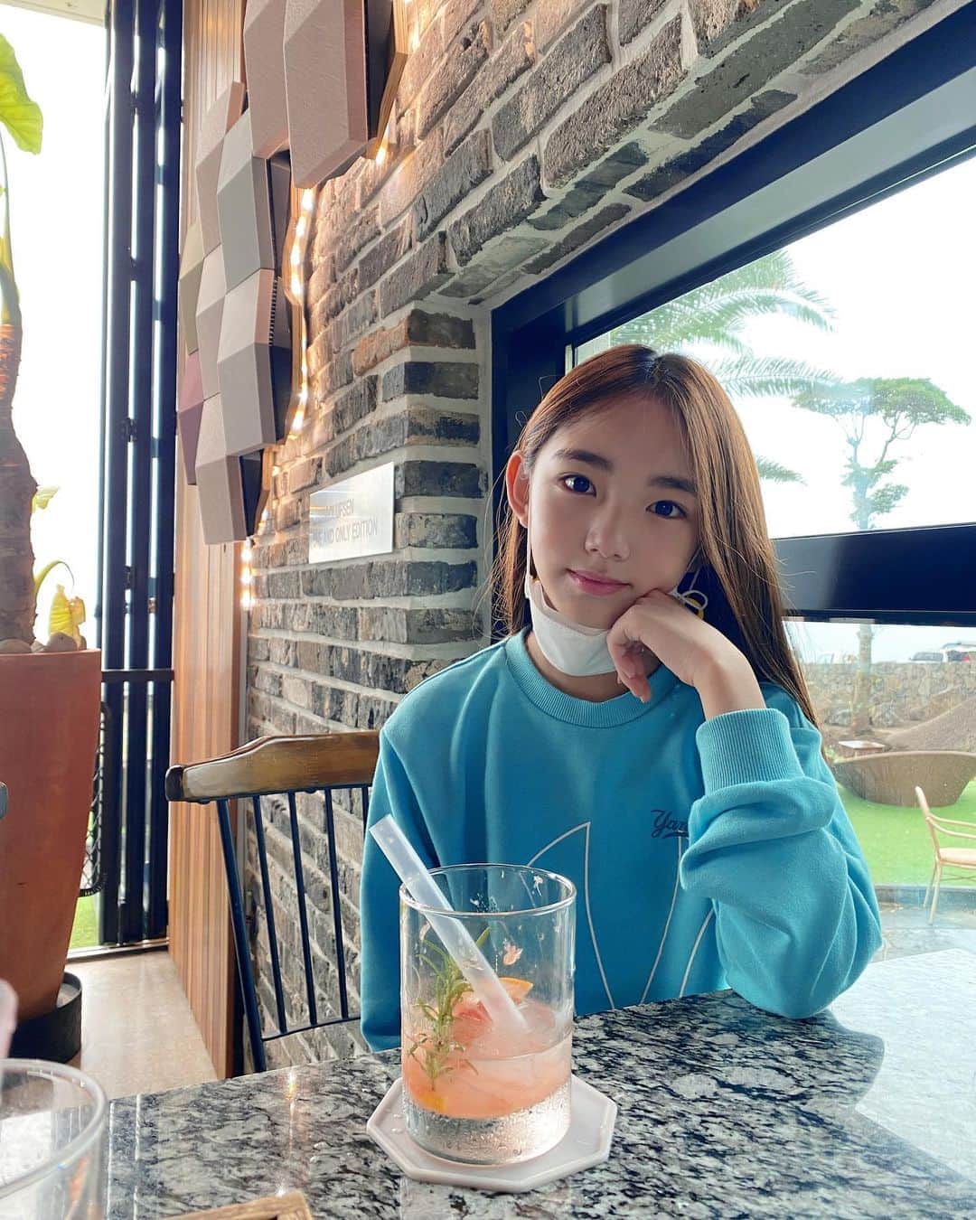 ウンチェのインスタグラム：「#대기배우 숙소에 가 있긴 싫고 ,  여기 카페 뷰 넘 예뻐서  야외에서 사진 찍고 놀고픈데 비가 오네............. - - - - #제주 #oneandonly #원앤온리 #카페 #대기중 #아역배우 #이은채 #Eunchae」