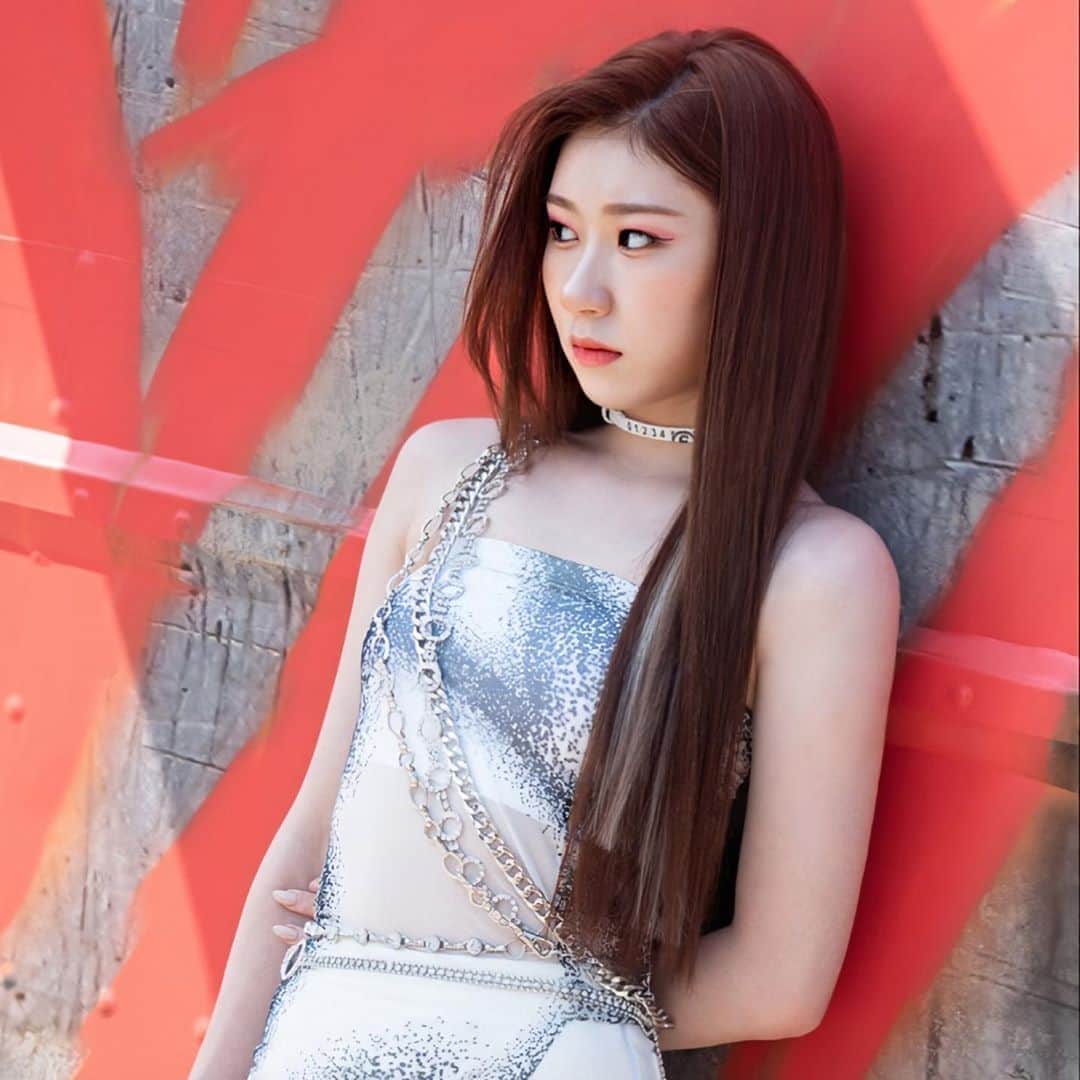 チェリョンのインスタグラム：「her beauty is out of this world🤍 #있지 #ITZY #채령 #CHAERYEONG #MIDZY⁣⠀」