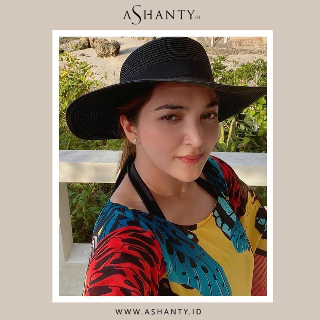 ASHANTY BEAUTY CREAM OFFICIALのインスタグラム：「Skin care is like dieting. You have to invest time and effort. There is no instant miracle cure. -Karen Grant-  Selalu percayakan perawatan kulit wajah menggunakan Ashanty Beauty Cream, membuat wajah lebih sehat, cerah dan berseri 🌸  _____________________________ Informasi dan pemesanan  Ashanty Beauty Cream Chat Via WA : WA: 087778489900 WA: 081293823950 WA: 081287388885 WA: 085781140354 ⚡️ Fast Respons Click Link On Bio Instagram @ashantyid ❣️ ______________________________ #ashantybeautycream #creamashanty #skincareashanty #skincare #skincareartis #skincarelokal #creamwajah #creamperawatanwajah #obatjerawat #jerawat #kosmetik #krimwajah #creamwajah #whiteningcream #ashantyid #ashanty」
