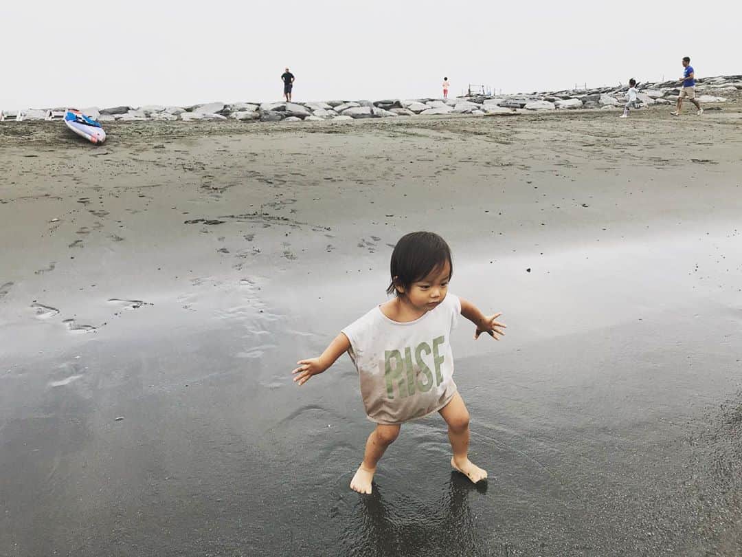 菅井悦子さんのインスタグラム写真 - (菅井悦子Instagram)「※2枚目も見てね😂 永遠と続く『お砂場』に大興奮、のち、『カニカニ！』と言うようになり少しずつ波にもなれた頃、 supの板に乗せてもらうことに…。  うーん😂😂😂 複雑な顔😂😂😂  そのうち楽しくなる日が来るよ😜 海の怖さもお勉強しながら、 楽しめるようになろうね！」9月23日 17時05分 - etsuko313