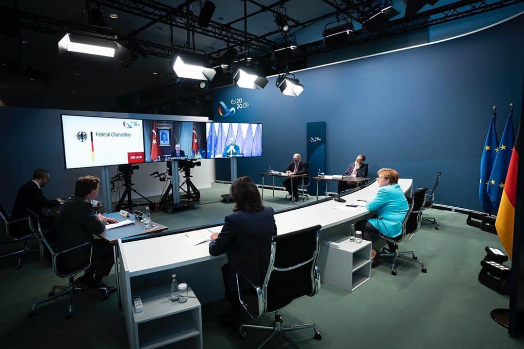 アンゲラ・メルケルのインスタグラム：「Videokonferenz im Kanzleramt: Kanzlerin Merkel und der Präsident des Europäischen Rates, Michel, haben mit dem türkischen Präsidenten Erdogan über die Beziehungen der EU und der Türkei gesprochen. Ein Thema dabei: die Wiederaufnahme der direkten Sondierungsgespräche über die Abgrenzung von Seegebieten zwischen Griechenland und der Türkei. --- Videoconference at the chancellery: Chancellor Merkel and the President of the European Council @charlesmichel spoke with the Turkish President @rterdogan about the relations between the EU and Turkey. One of the topics: the resumption of direct exploratory talks on the delimitation of sea areas between Greece and Turkey. . . . #Bundeskanzlerin #Merkel #Politik #politics #EU2020DE #EU #EUCO @eucouncil #Europa #europe #Turkey」