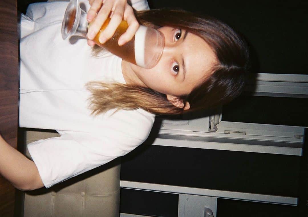 木﨑ゆりあさんのインスタグラム写真 - (木﨑ゆりあInstagram)「愛しい人を睨みながらビールを飲む木﨑。  #写ルンです #怖いんです #どうみてもすっぴんなんです #たまにはこういうのもいいかな」9月23日 17時09分 - yuria_kizaki211