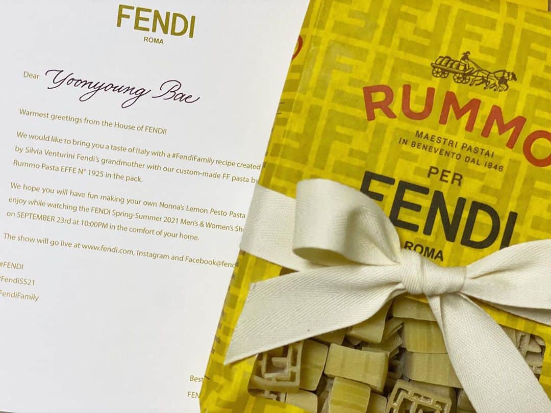 ペ・ユニョンさんのインスタグラム写真 - (ペ・ユニョンInstagram)「FENDI SS 2021 Men&Women’s show is on today ! Stay home and watch the show in @fendi ‘s instagram ! Thank you for invite me with fendi pasta 🍝💛 #FENDI #2021SS #FendiSS21 #FendiFamily」9月23日 17時16分 - mulan_bae