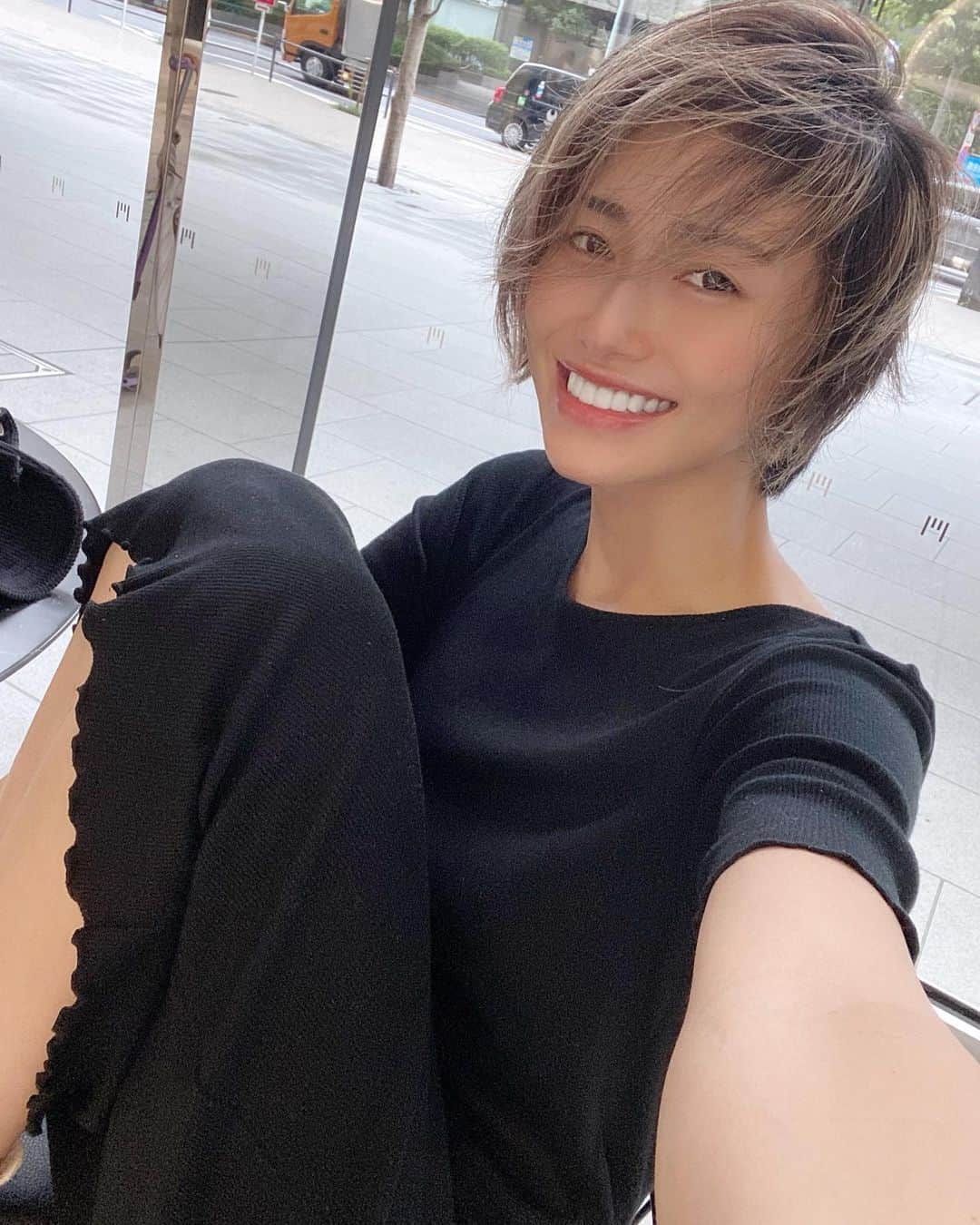&mのインスタグラム：「ちょっとひといき🥳なんだか肌寒いなー 夜出かけるときは上着わすれないようにねん✨」