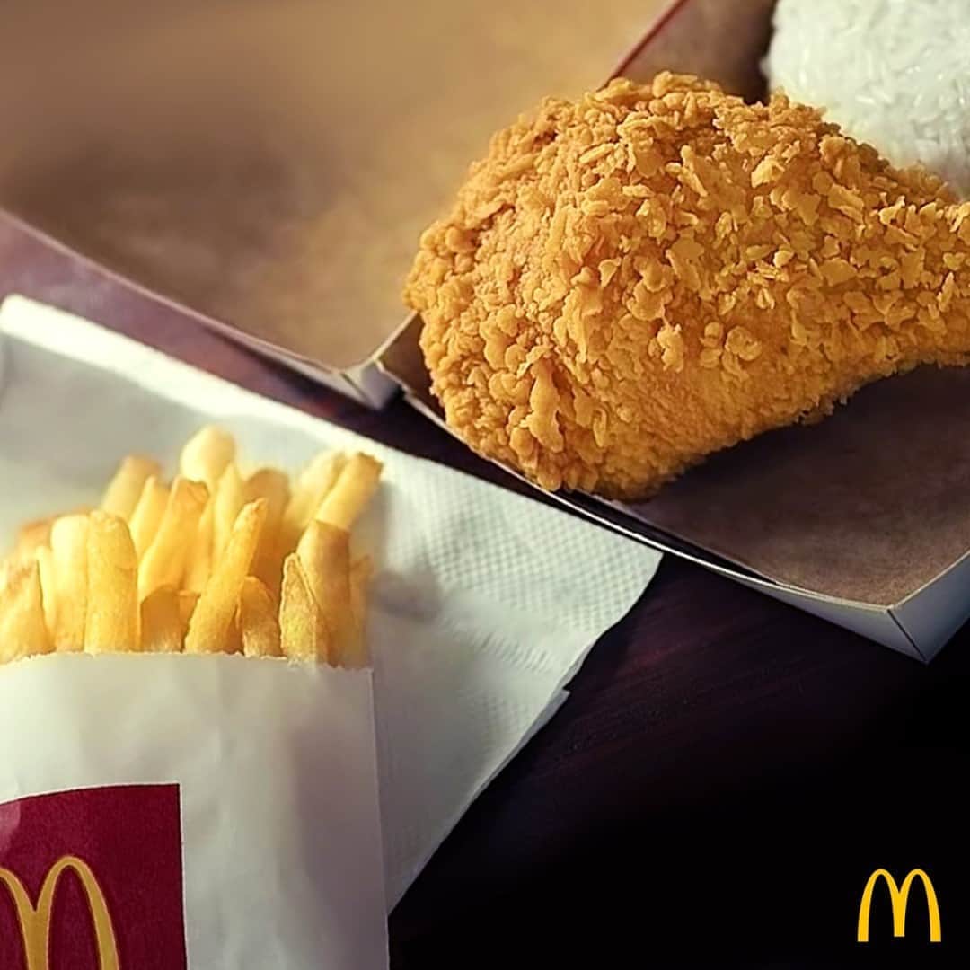 McDonald's Philippinesのインスタグラム：「Sure winner ang chicken dinner, lalo na with our best-tasting Chicken McDo. 😍🍟  Order now via McDo Drive-Thru, Take Out, or Pick-Up. You can also get it via the McDelivery PH App, website, McDo Messenger, or call 8888-6236 (for NCR). 📱」