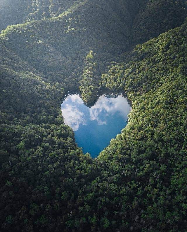 JALさんのインスタグラム写真 - (JALInstagram)「. Blue skies reflected on the surface of the mysterious, heart-shaped Lake Toyoni. #SeptemberMyWay  神秘的なハートの形をした #豊似湖 🏞 湖面に映る青空に魅了されます👀 . . Photo by @hirokingraphy Post your memories with #FlyJAL  #JapanAirlines #japan #hokkaido #naturephotography」9月23日 17時30分 - japanairlines_jal